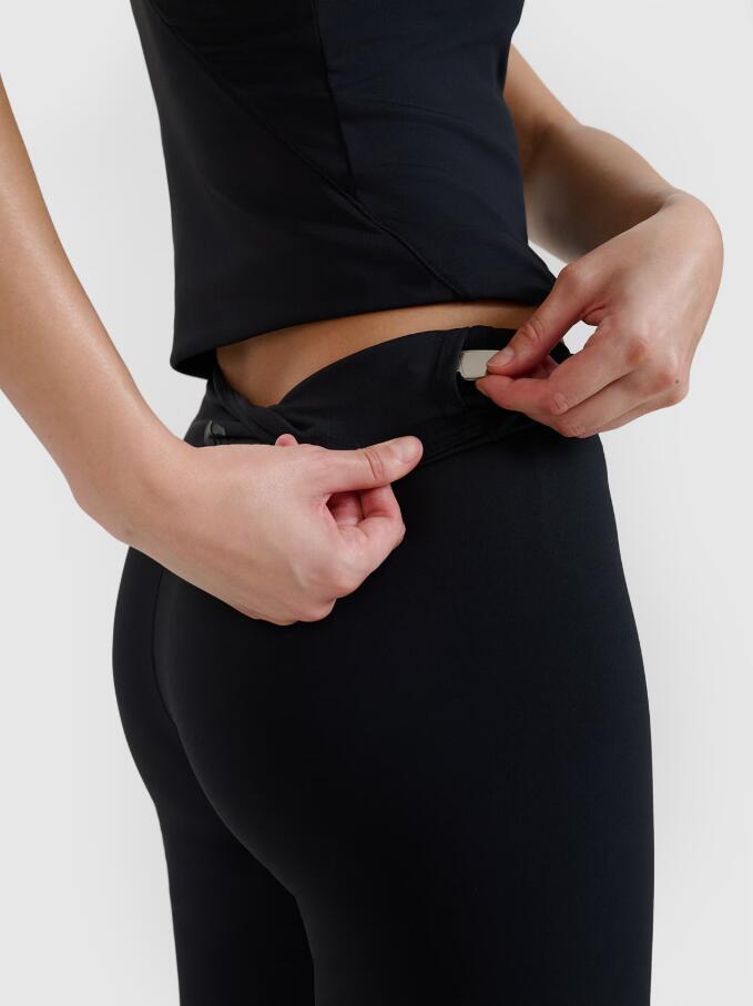 Fitnesslegging voor dames met uitlopende pijpen. 6/6