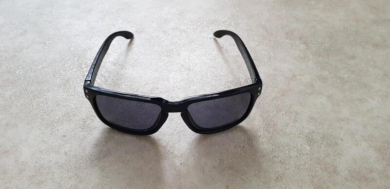 Entre Particuliers - Lunettes de soleil noires 2/4
