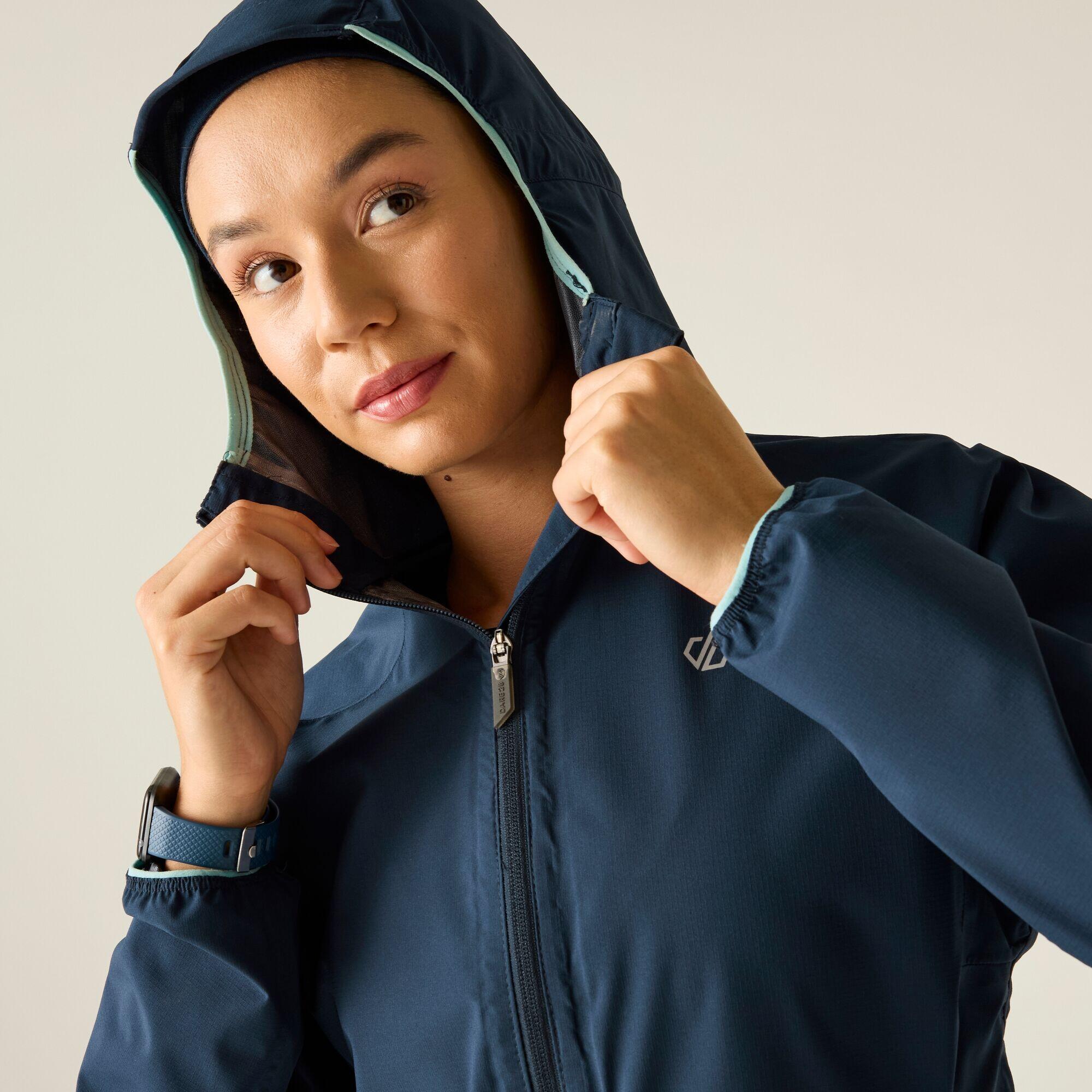 Chaqueta impermeable ultraligera con capucha para senderismo para mujer 7/7