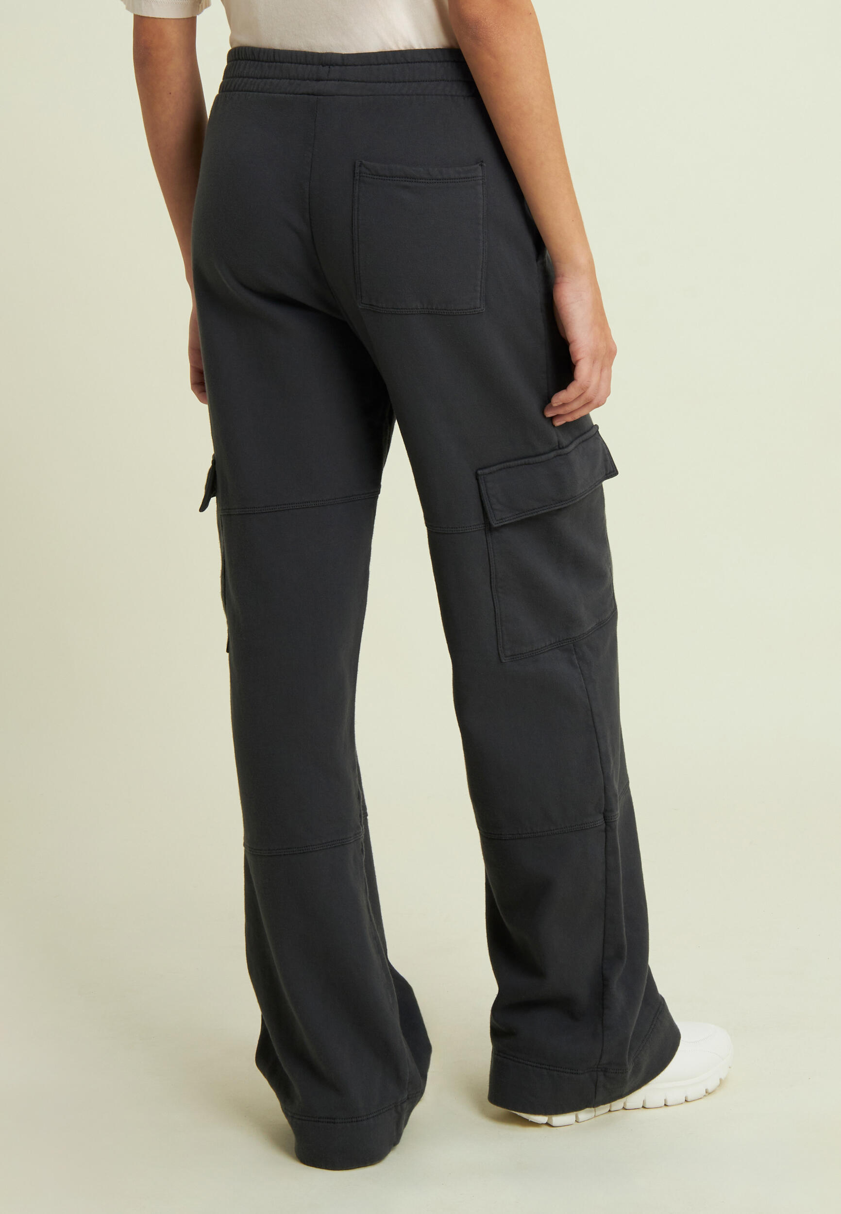 Pantaloni cargo wide leg in felpa con tasconi 3/4
