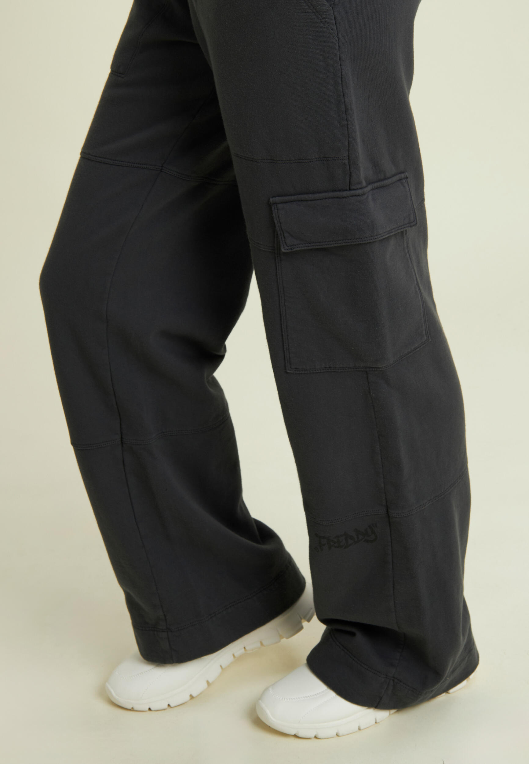 Pantaloni cargo wide leg in felpa con tasconi 4/4