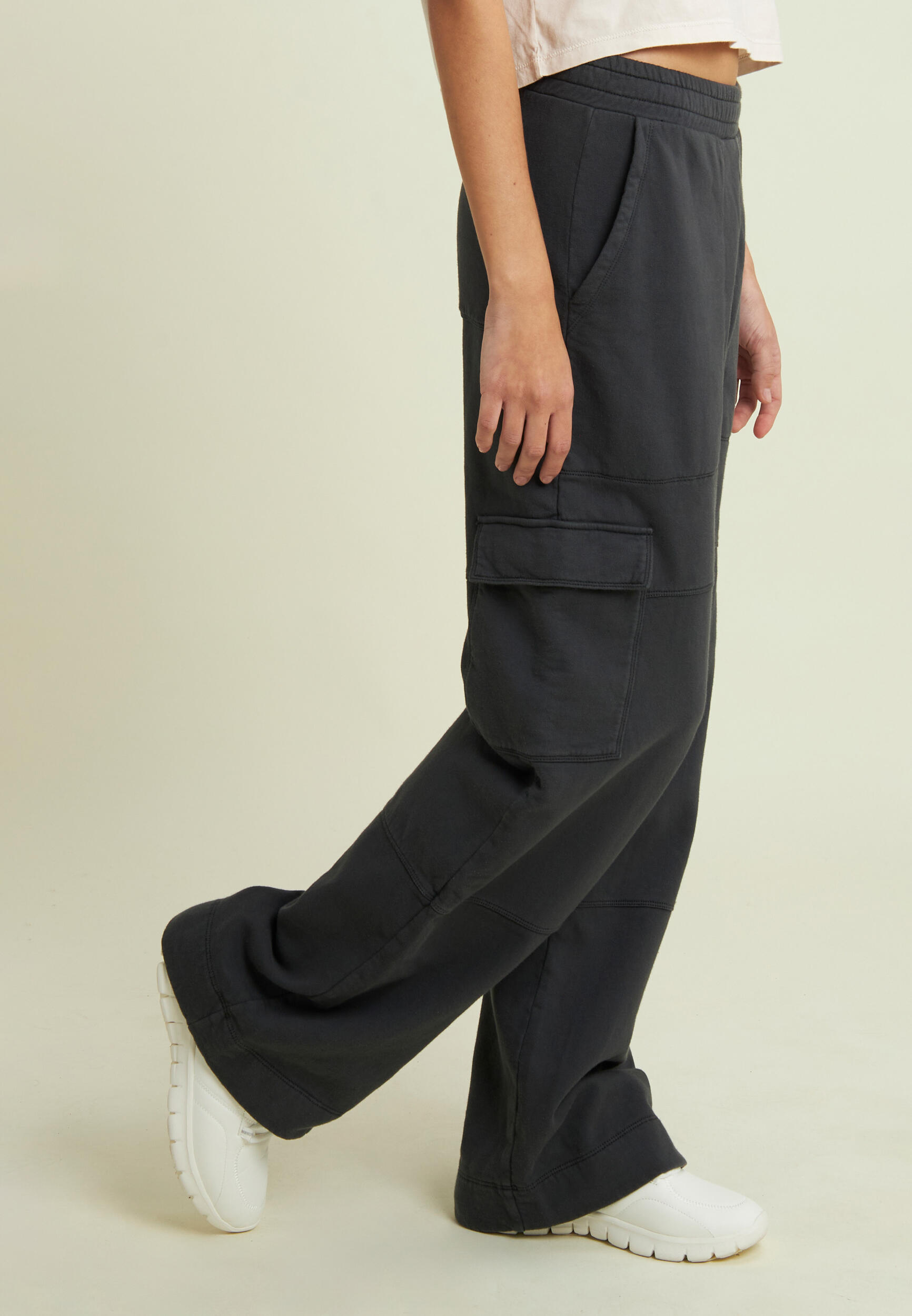 Pantaloni cargo wide leg in felpa con tasconi 2/4