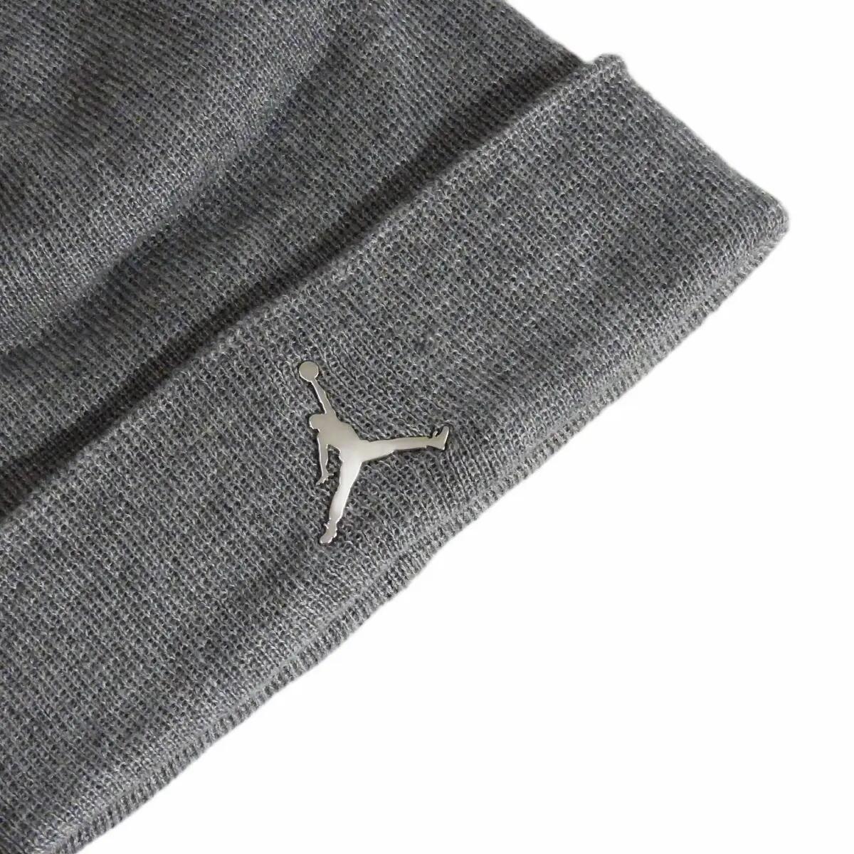 Gorro de invierno para hombre Air Jordan con puño, color carbón. 3/4