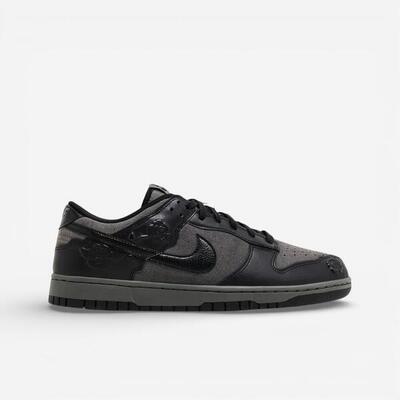 Nike dunk low black roses (women's)