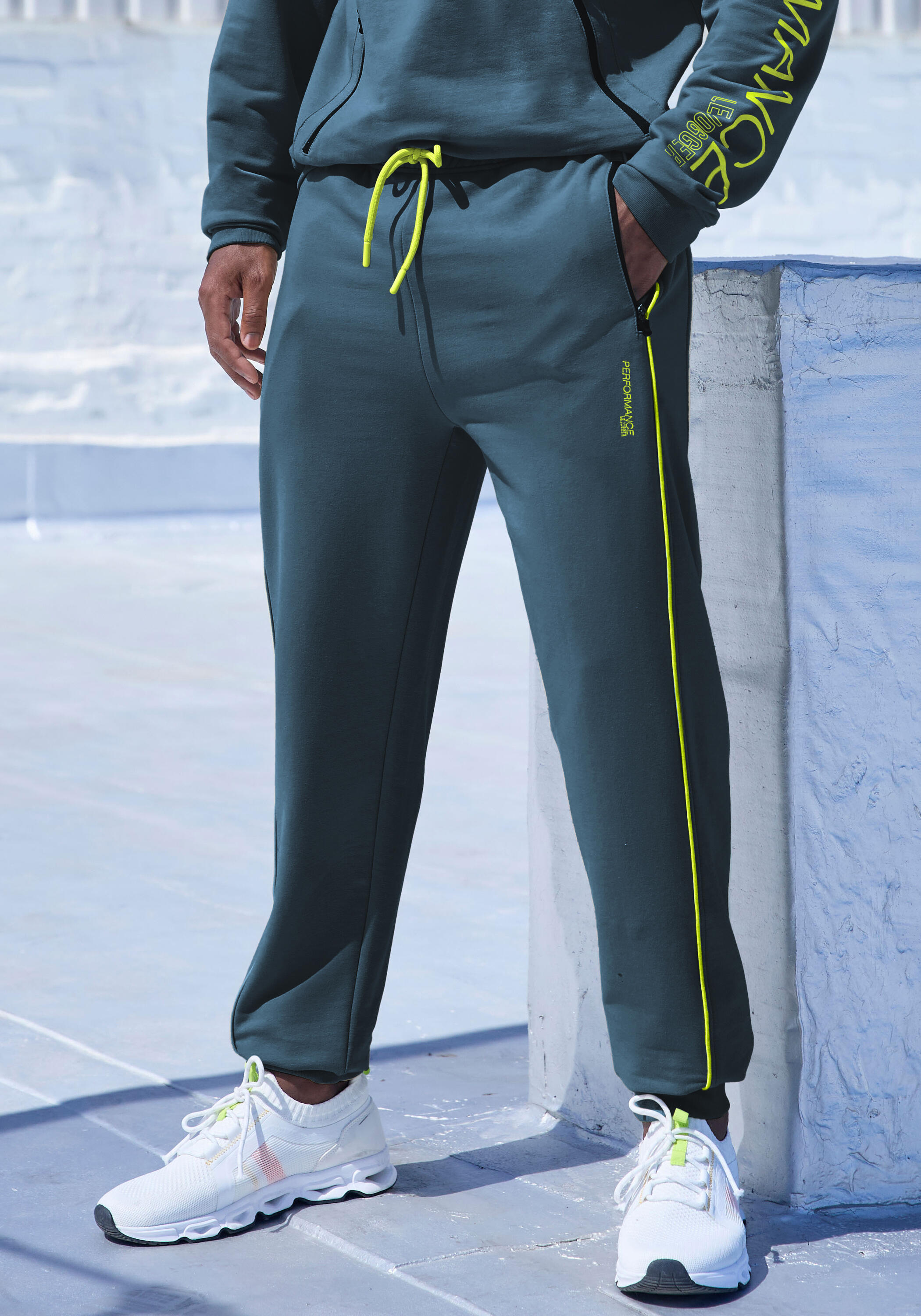 AUTHENTIC LE JOGGER picture