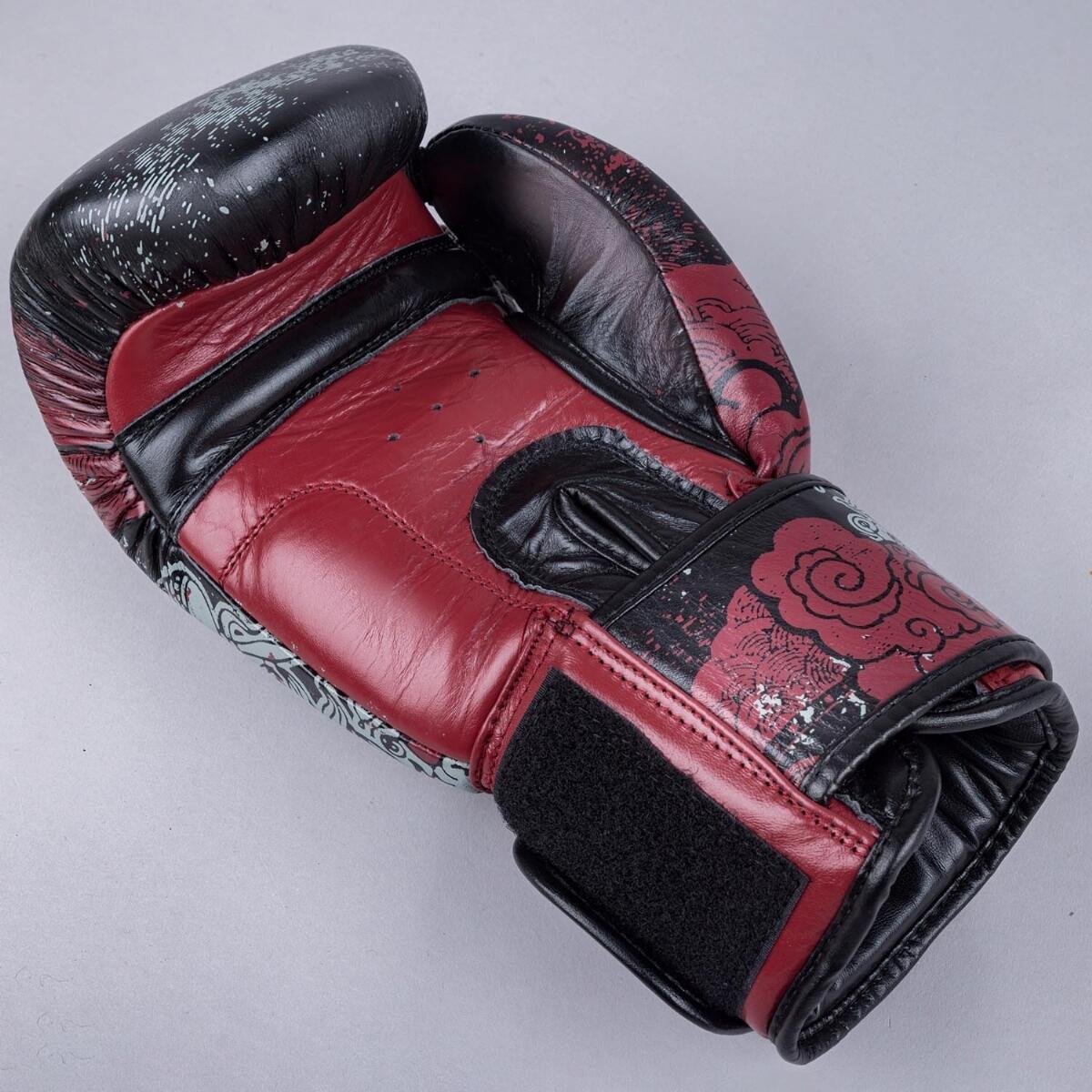 Guantoni da boxe 8 WEAPONS Hanuman Yant – Nero/Rosso – 12 oz 3/7
