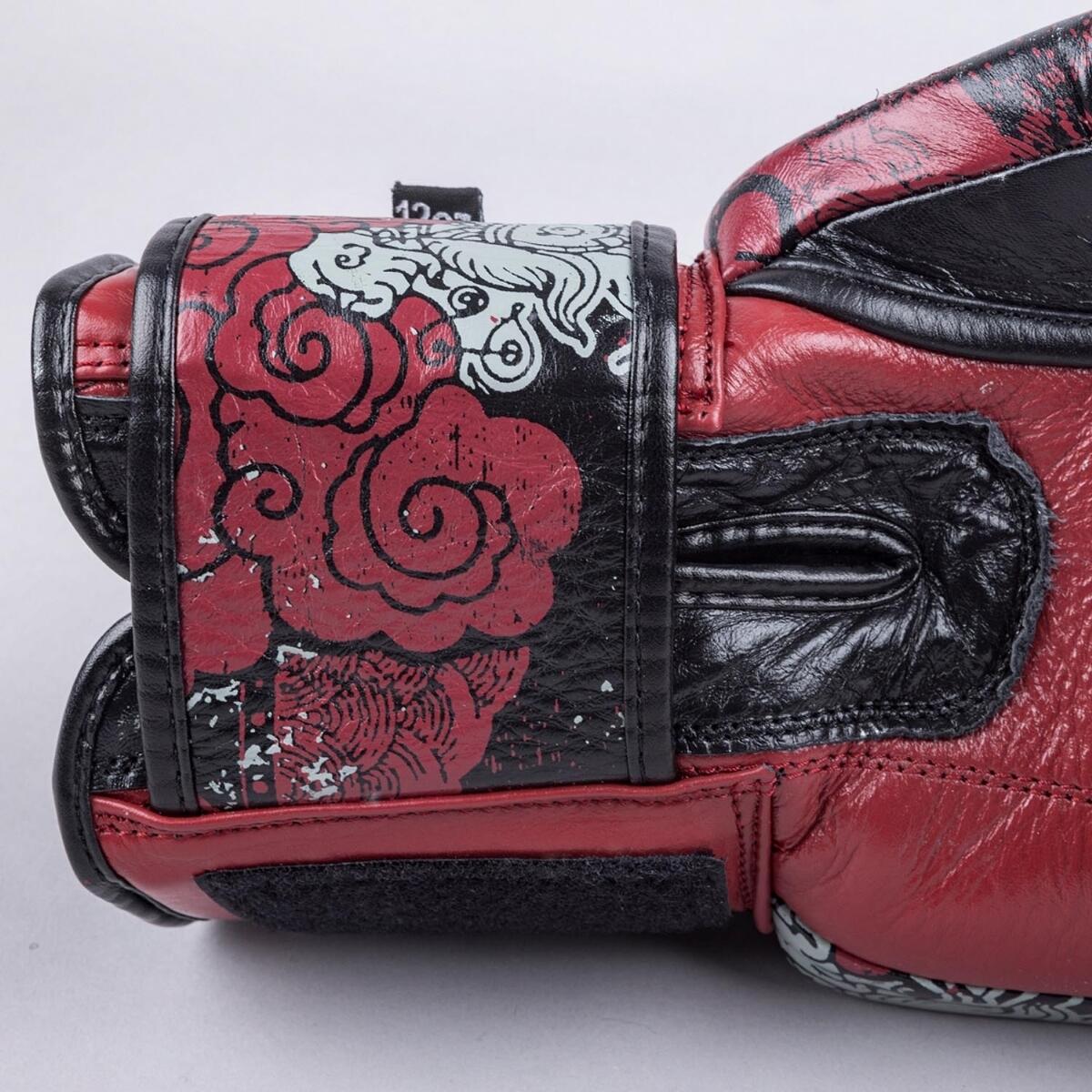 Guantoni da boxe 8 WEAPONS Hanuman Yant – Nero/Rosso – 12 oz 5/7
