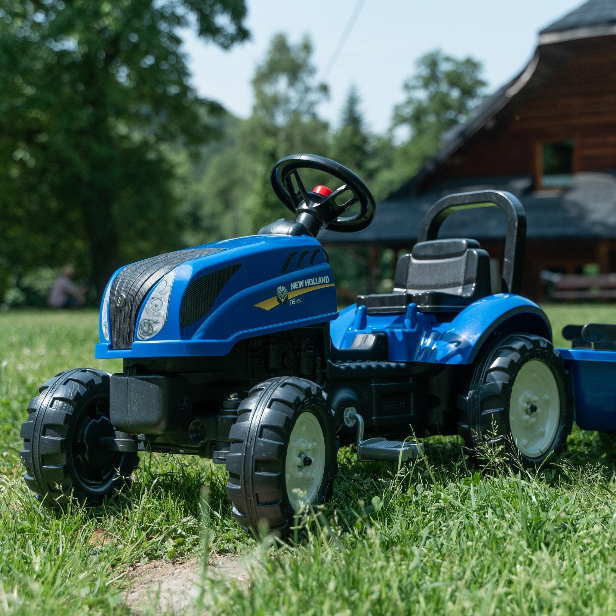 Falk New Holland Tractor with Trailer and Opening Bonnet 2/5