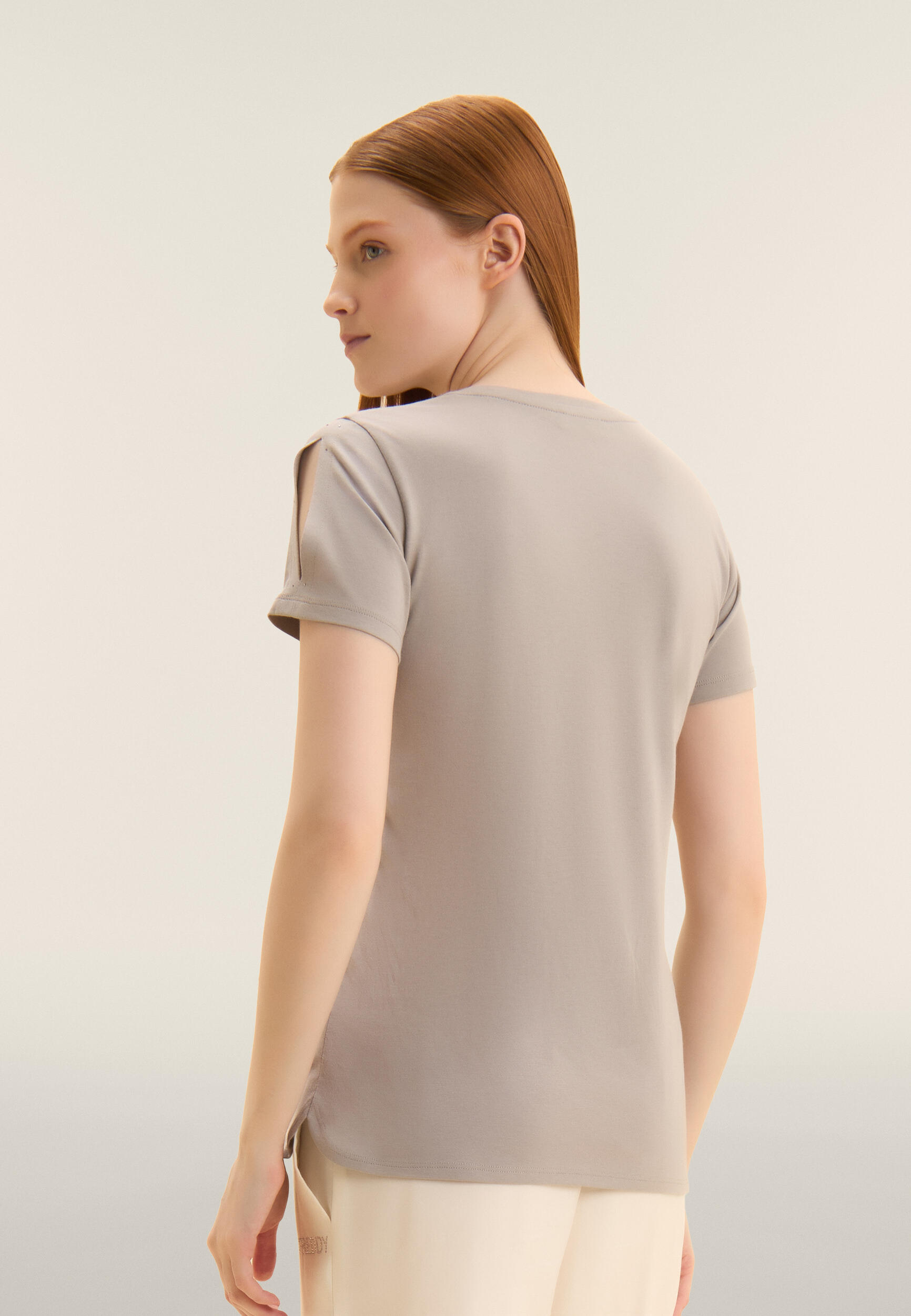 T-shirt manica corta con dettaglio cut out e strass 3/4