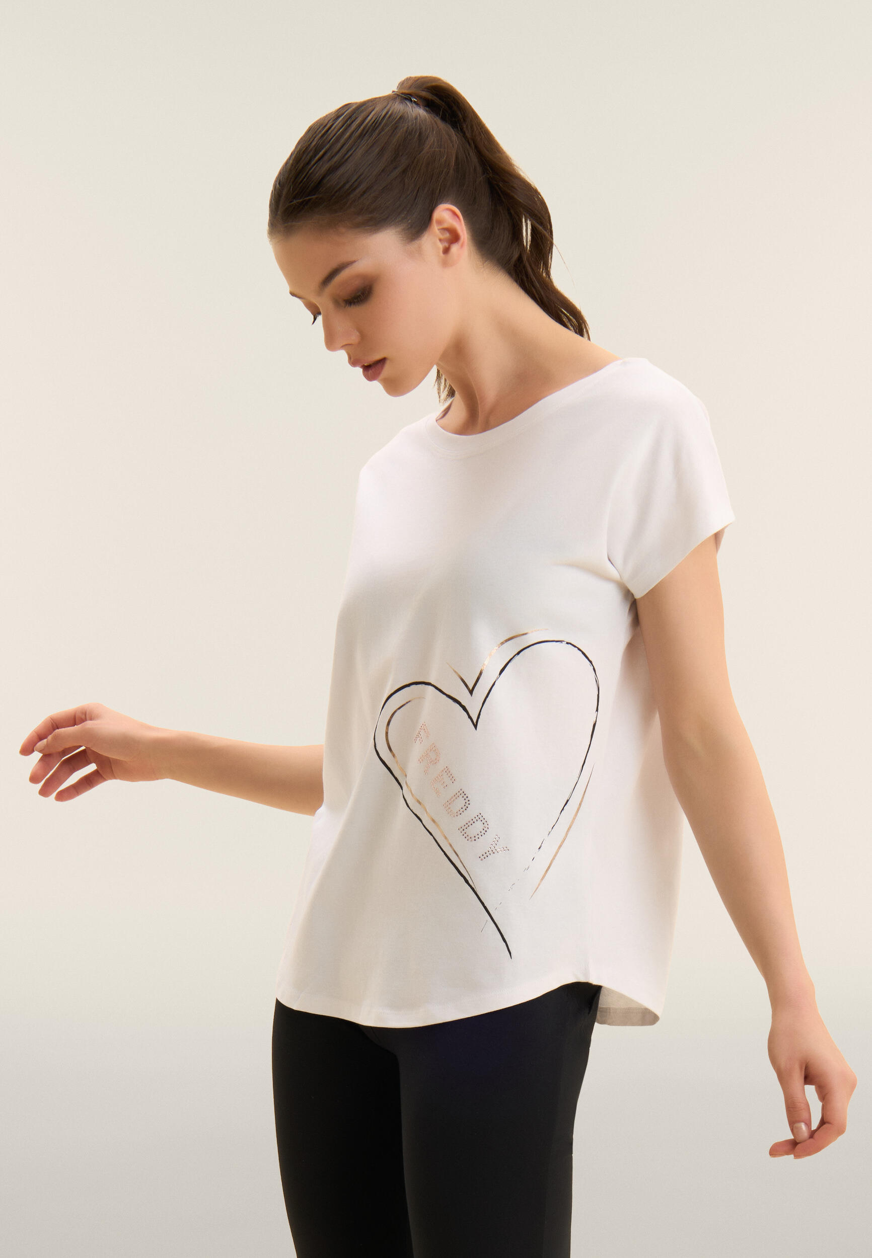 T-shirt reversibile con cuori e logo 2/4