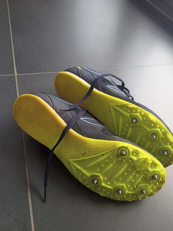 Tussen Particulieren - Kalenji spikes maat 39 + extra pinnetjes + zeskant 2/4