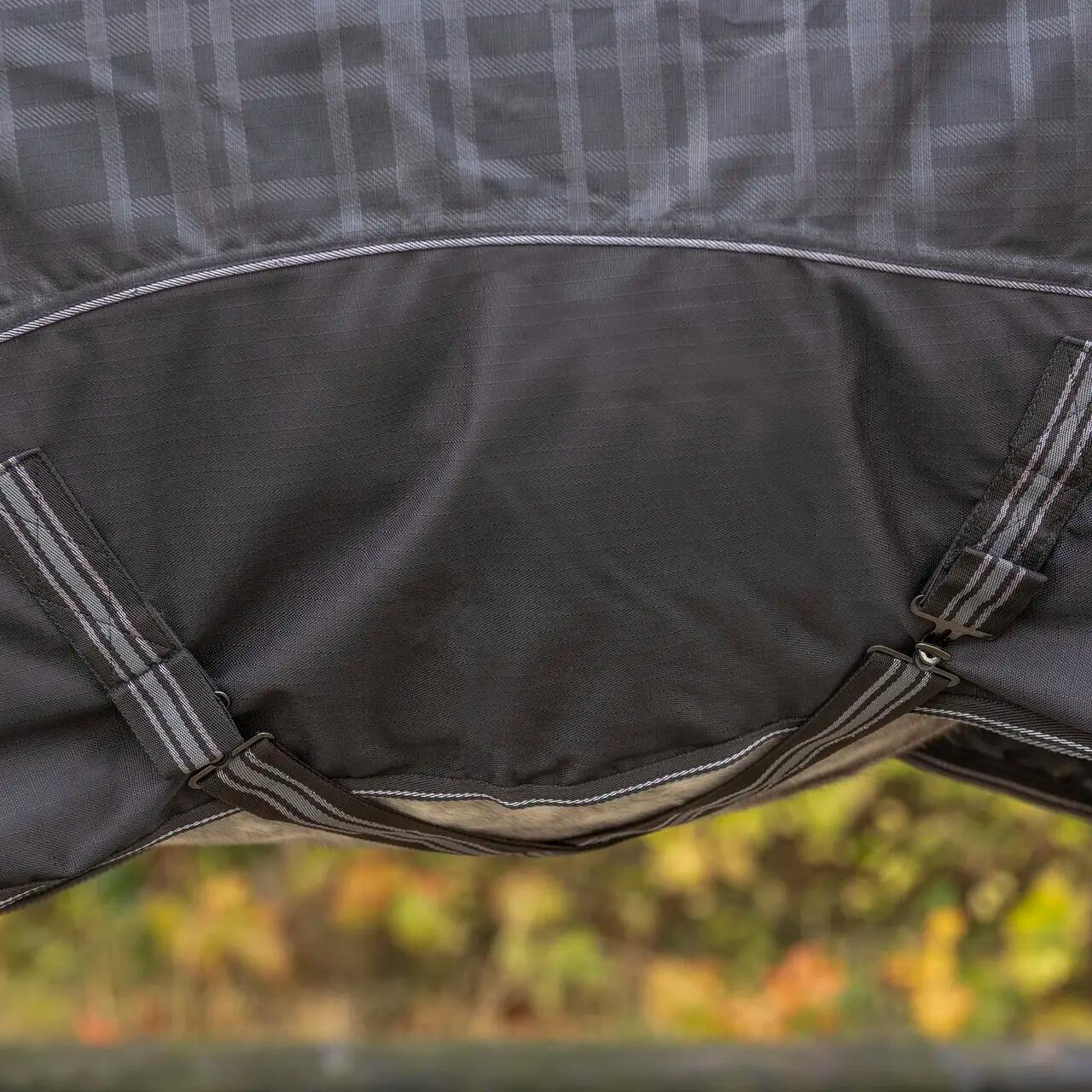 Couverture avec cou pour cheval QHP Collection 300g 6/7