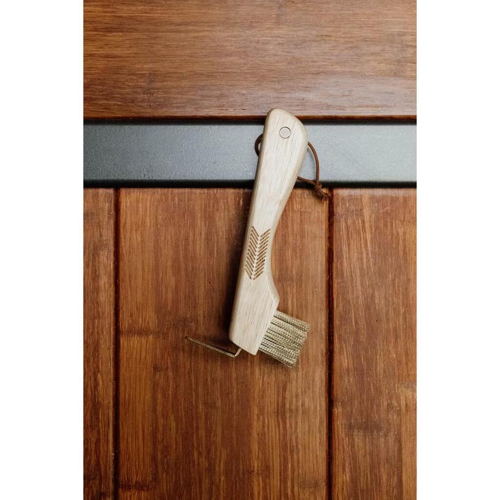 Hoof pick for horse with metal bristles and magnet Grooming Deluxe