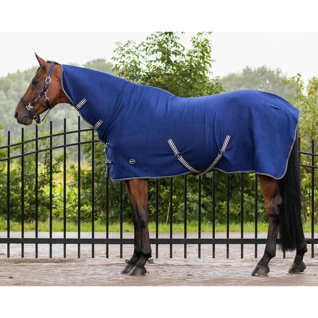 Fleece blanket with neck cover and straps Q-essentials Basic