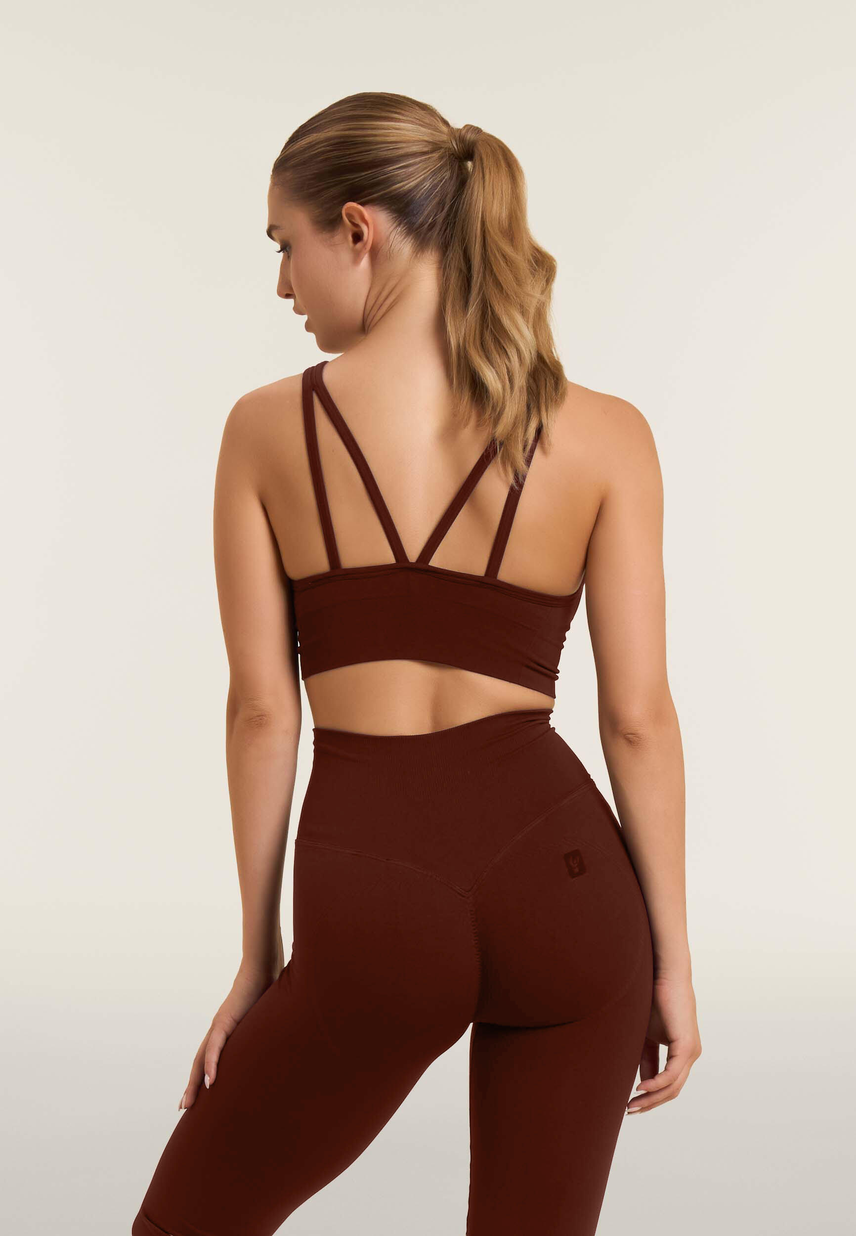 Brassière de sport avec pièces décoratives en arête de poisson 3/4