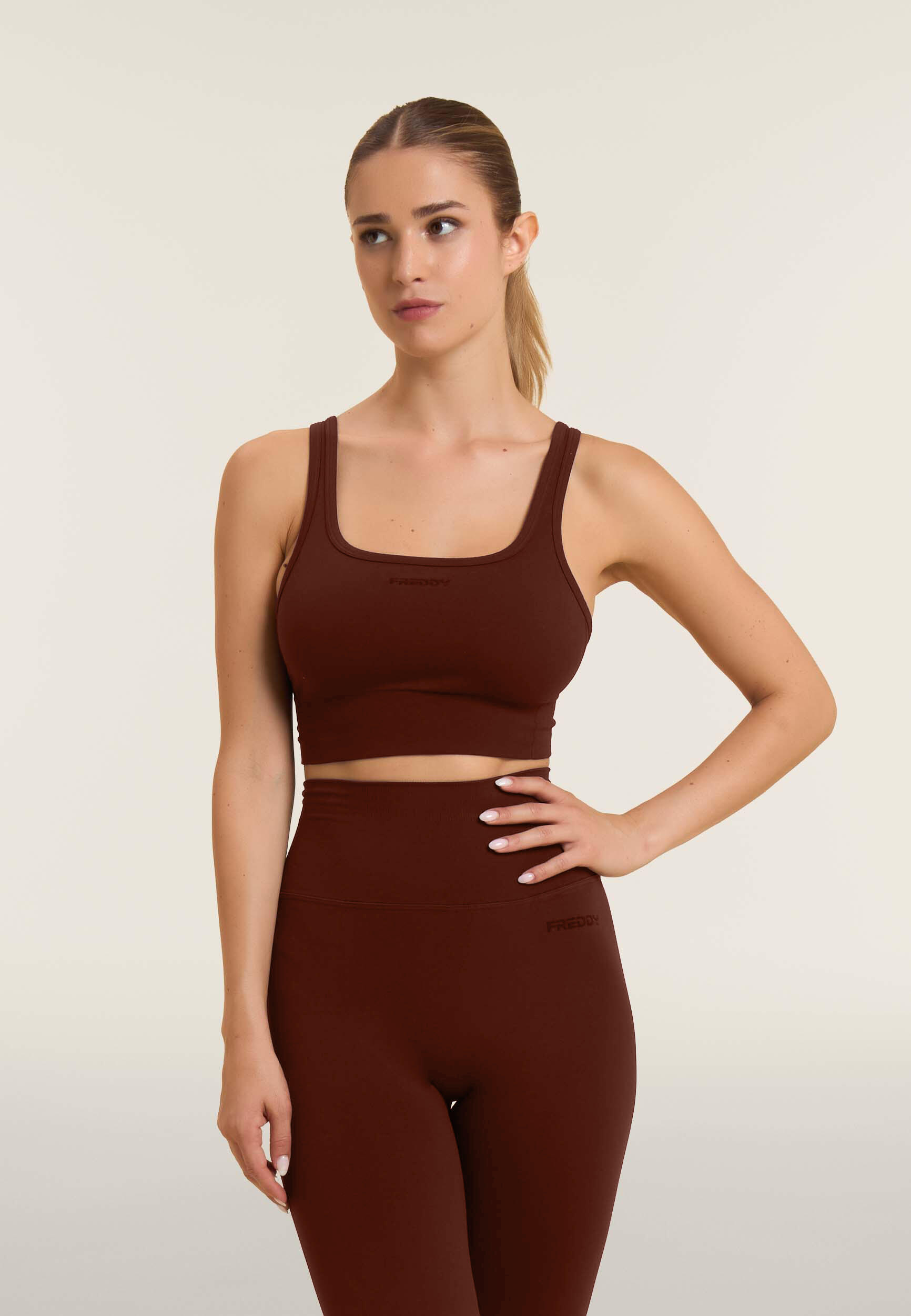 Brassière de sport avec pièces décoratives en arête de poisson 2/4