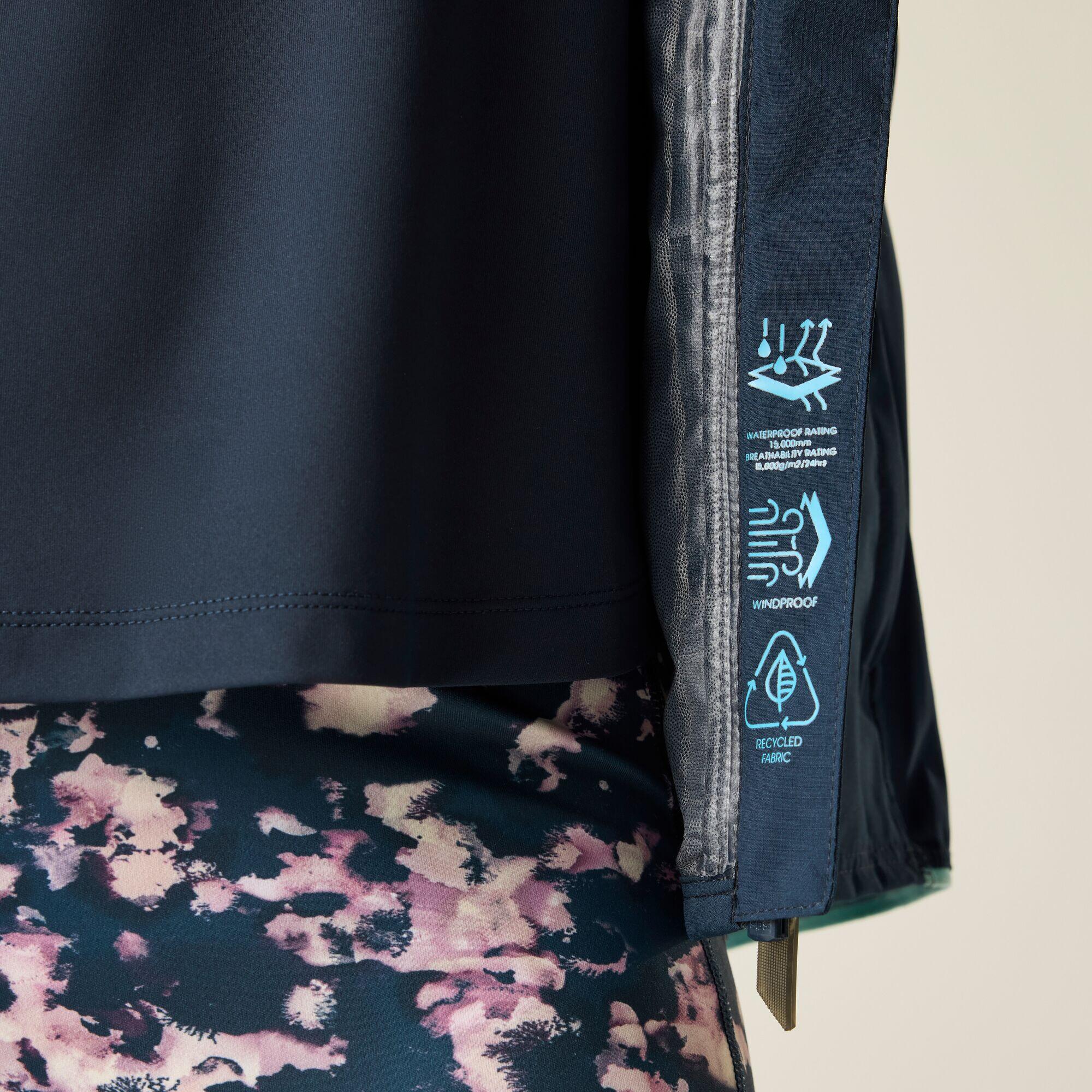 Chaqueta impermeable ultraligera con capucha para senderismo para mujer 5/7