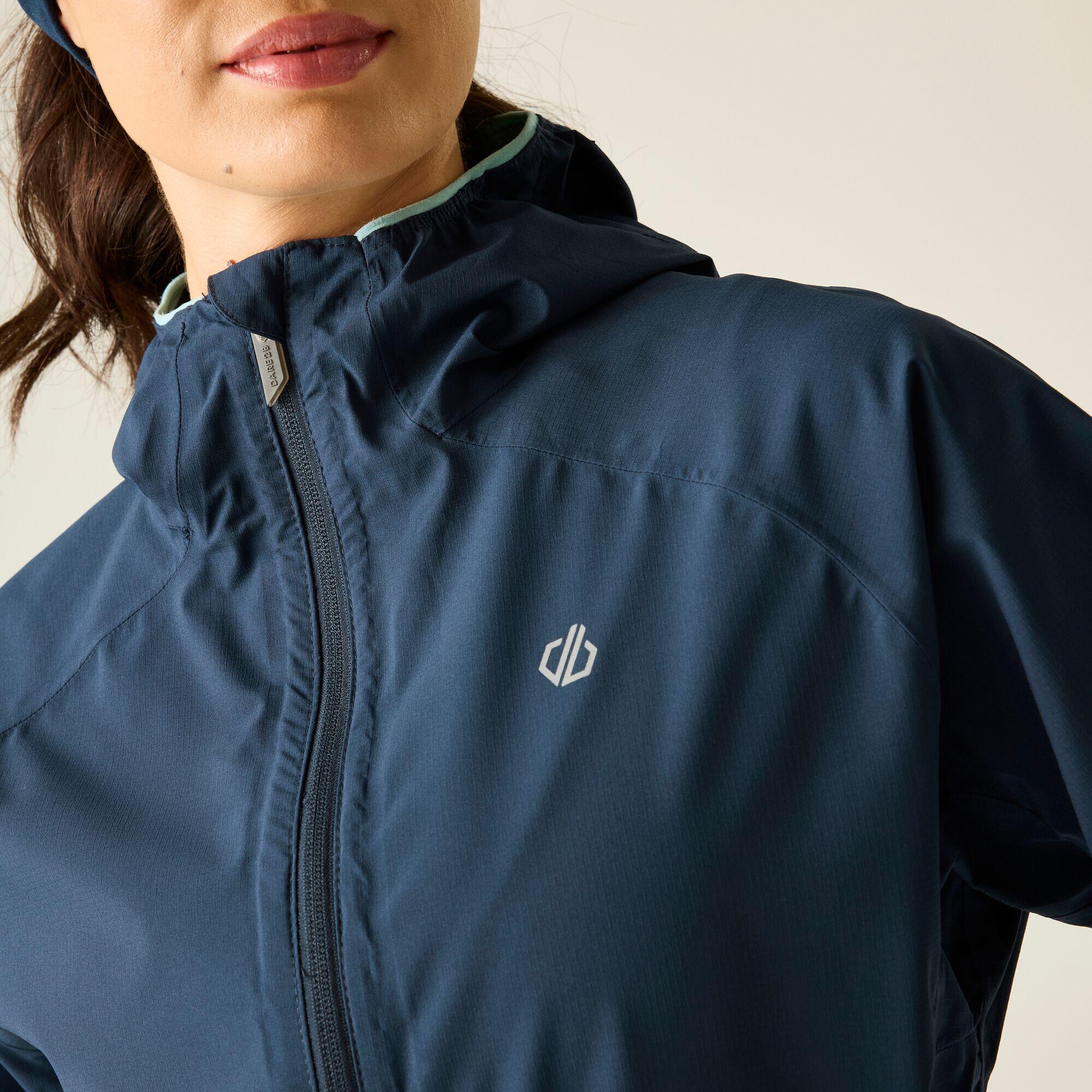 Chaqueta impermeable ultraligera con capucha para senderismo para mujer 4/7