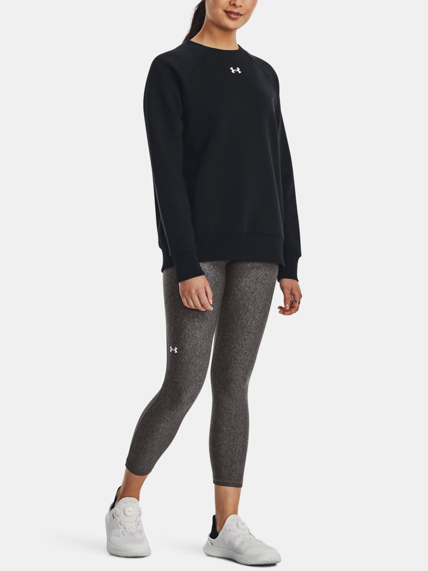 Das Damen-Sweatshirt Under Armour Rival Fleece Crew in Schwarz/Weiß ist die 6/7