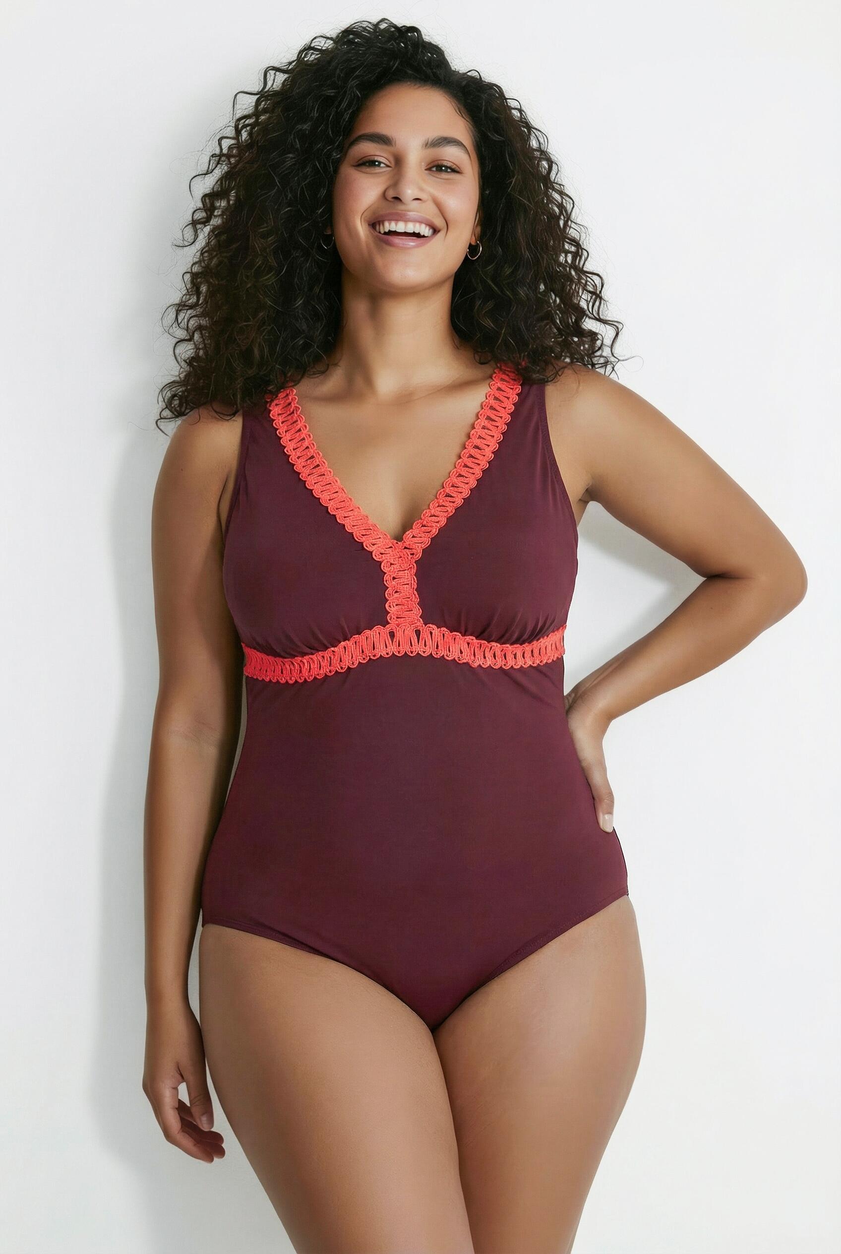 Femme Maillot de bain à bonnets souples et galon fantaisie. Dos 6/7