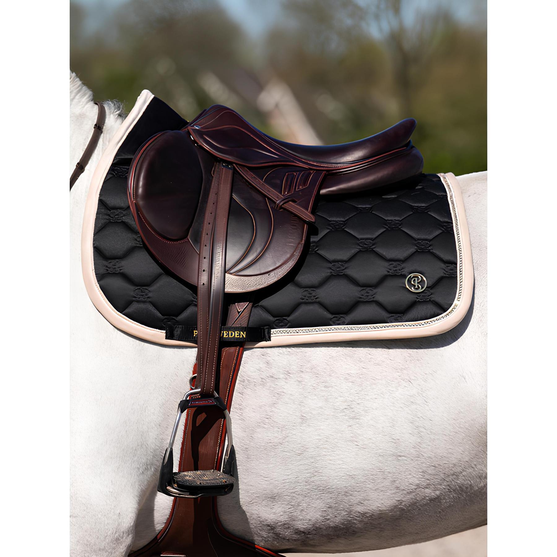 PS de Suède, Tapis de Selle Dressage Signature, Noir | Amiko et ses amis