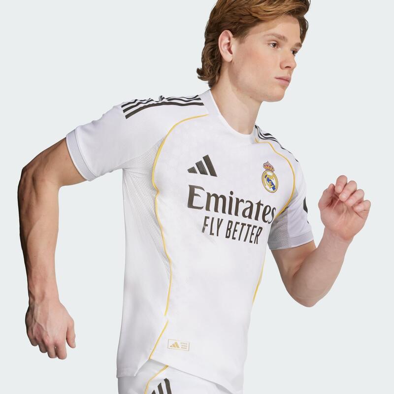 tricou autentic Real Madrid 25/26 pentru meciuri pe teren propriu
