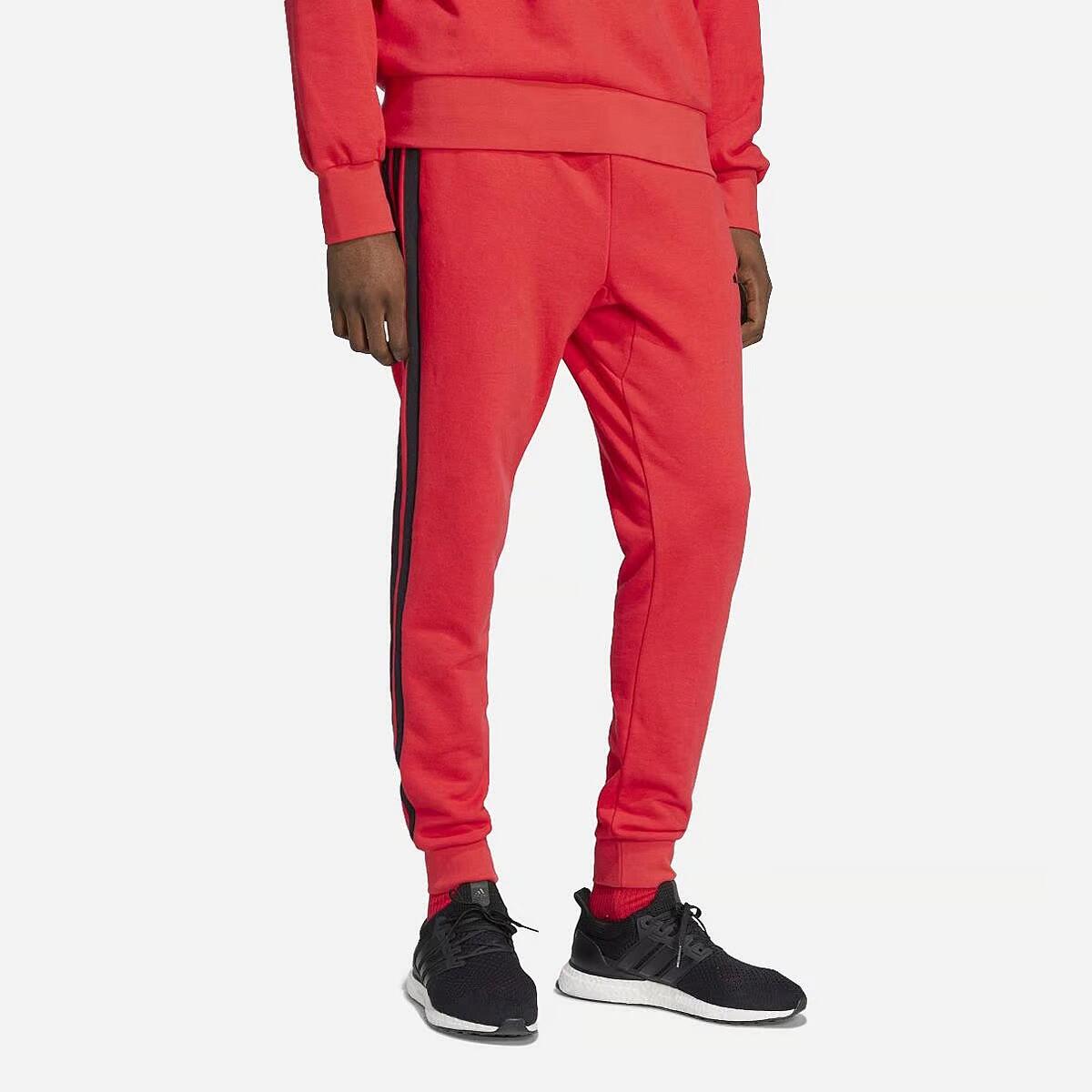 Pantalón Hombre Adidas Essential 3 Stripes Rojo 3/4