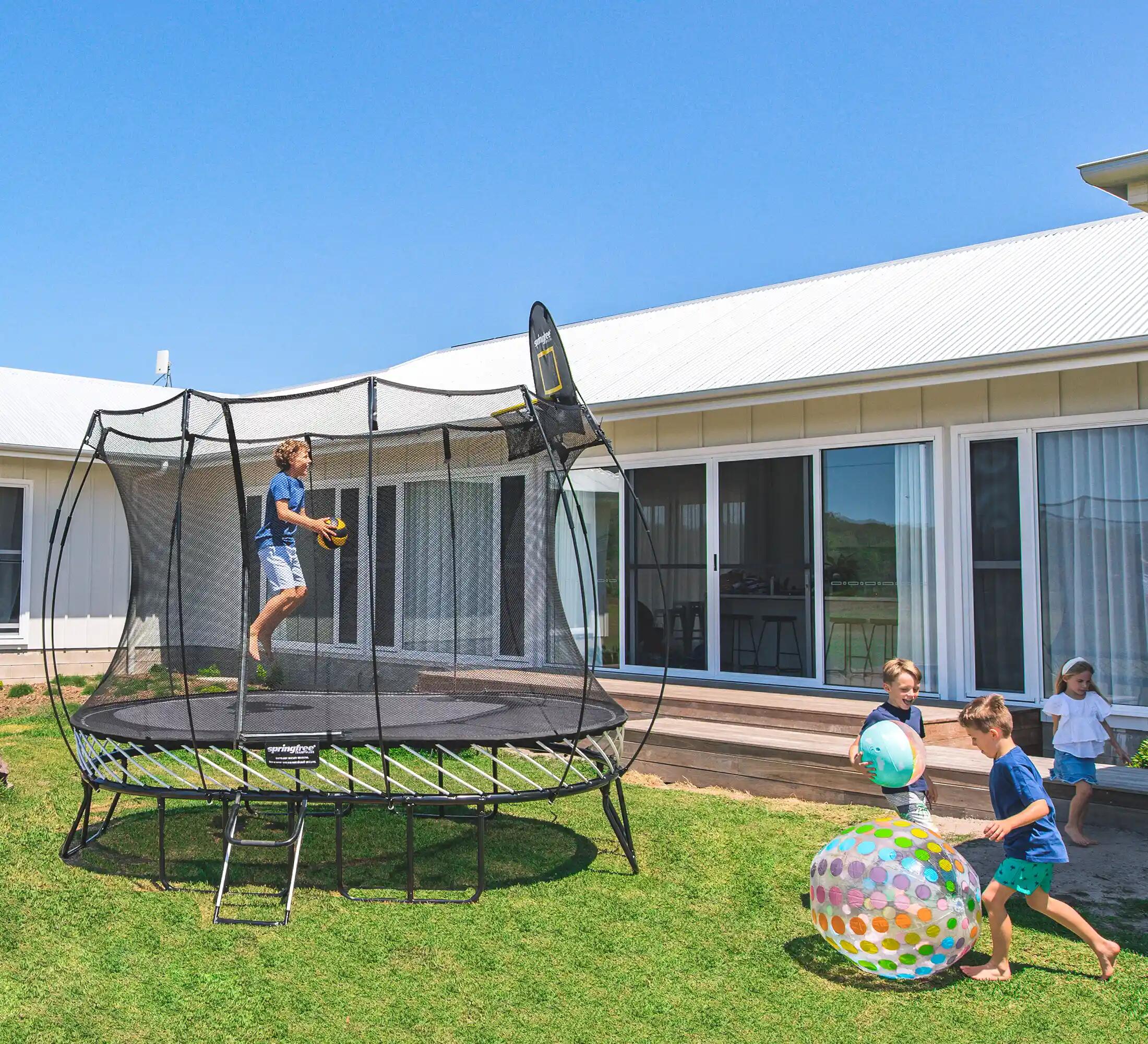 Bezpečná zahradní trampolína oválná 2,4 × 3,4m s ochrannou sítí a měkkými okraji 3/6