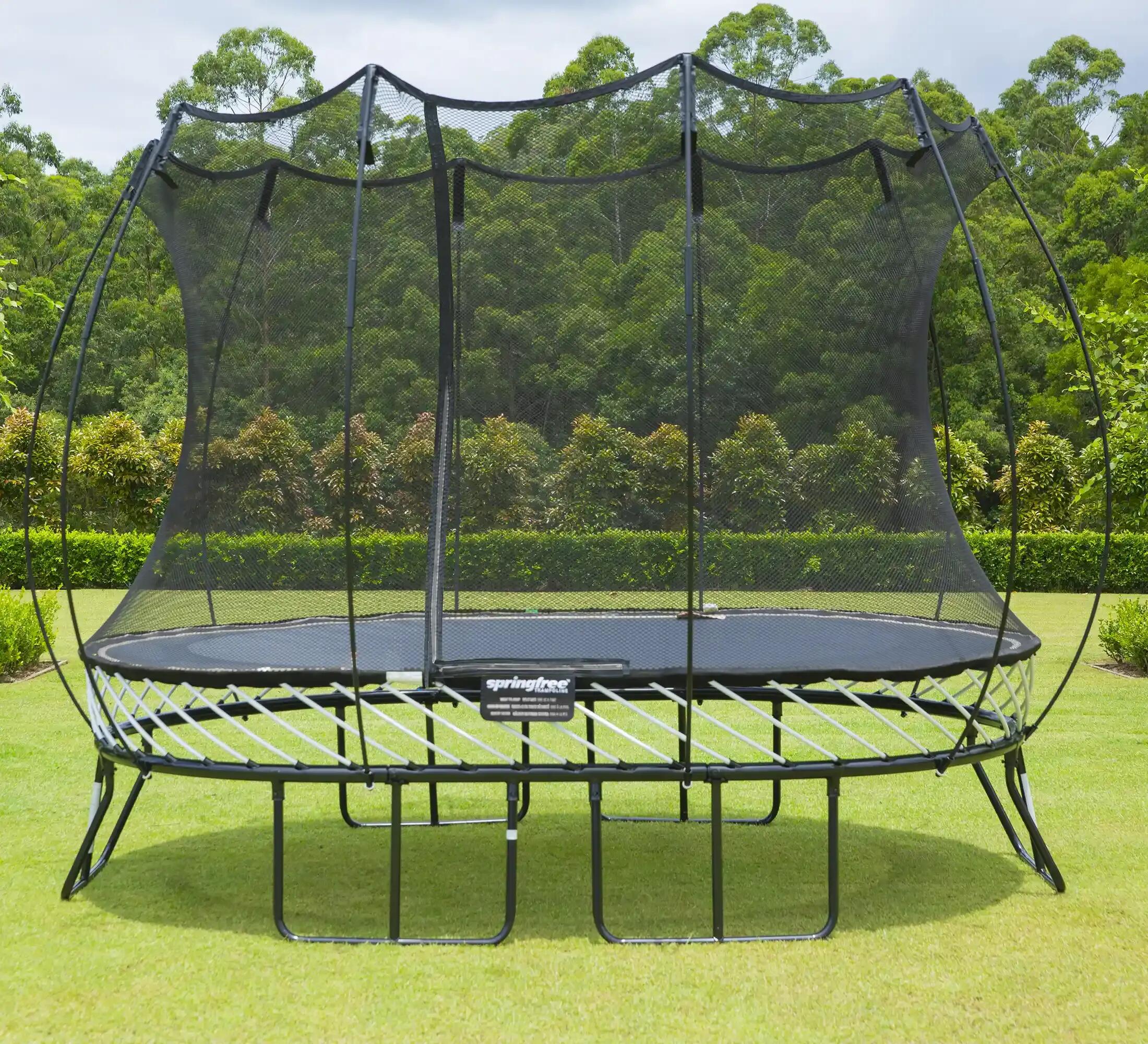 Bezpečná zahradní trampolína oválná 2,4 × 3,4m s ochrannou sítí a měkkými okraji 2/6