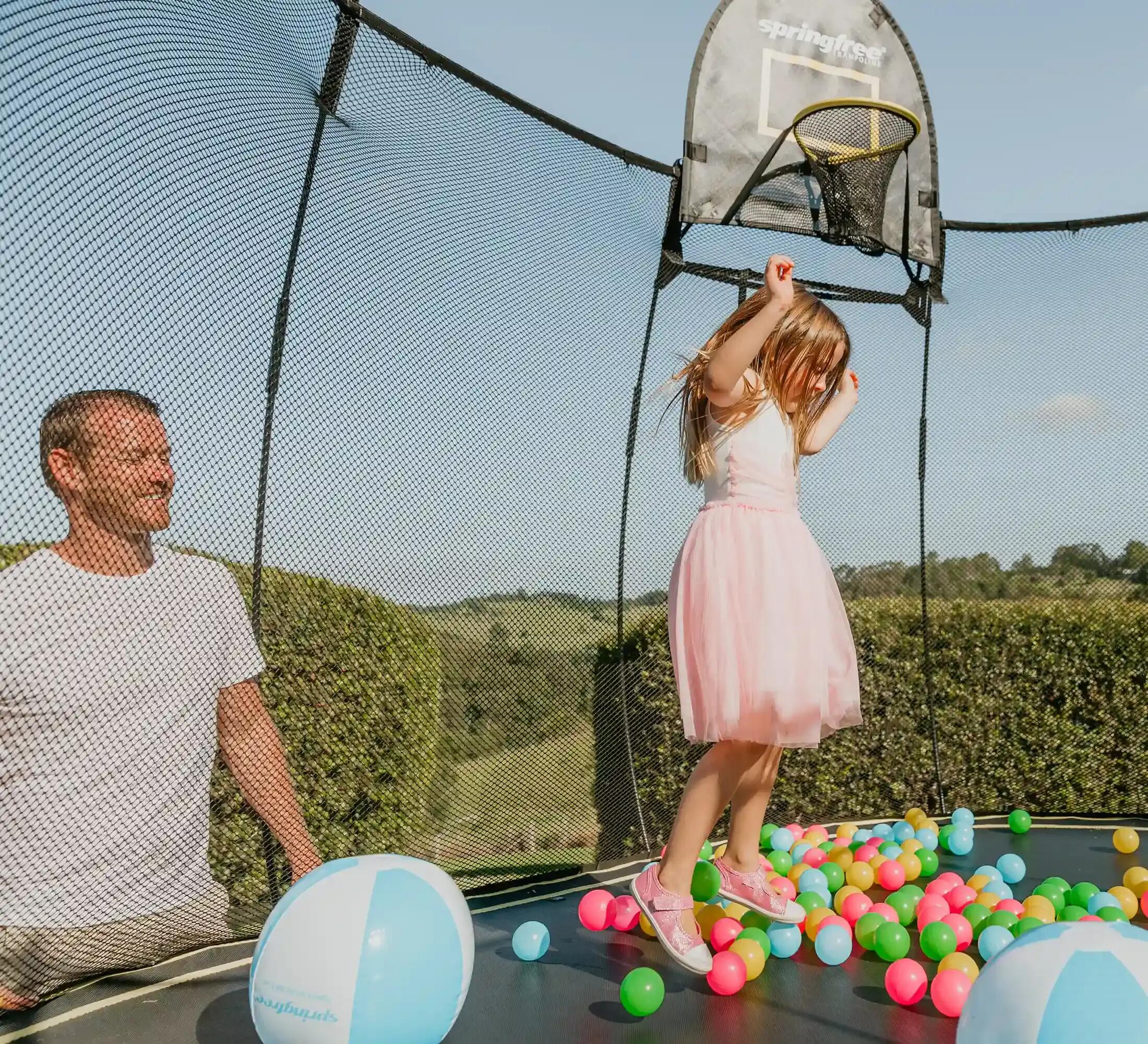 Bezpečná zahradní trampolína oválná 2,4 × 3,4m s ochrannou sítí a měkkými okraji 6/6