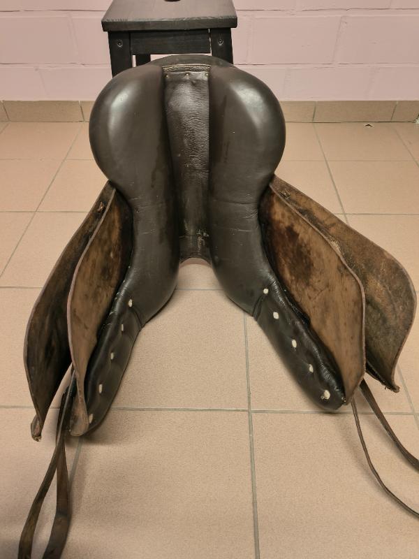 Entre Particuliers - Selle de dressage 16.5 2/4