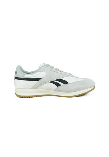 Chaussures pour homme Reebok blanches.