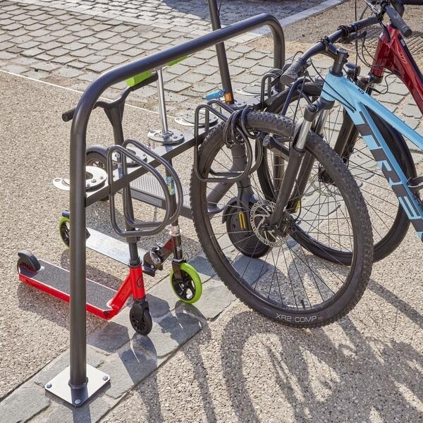 Range 6 trottinettes + 3 vélos face à face 4/6