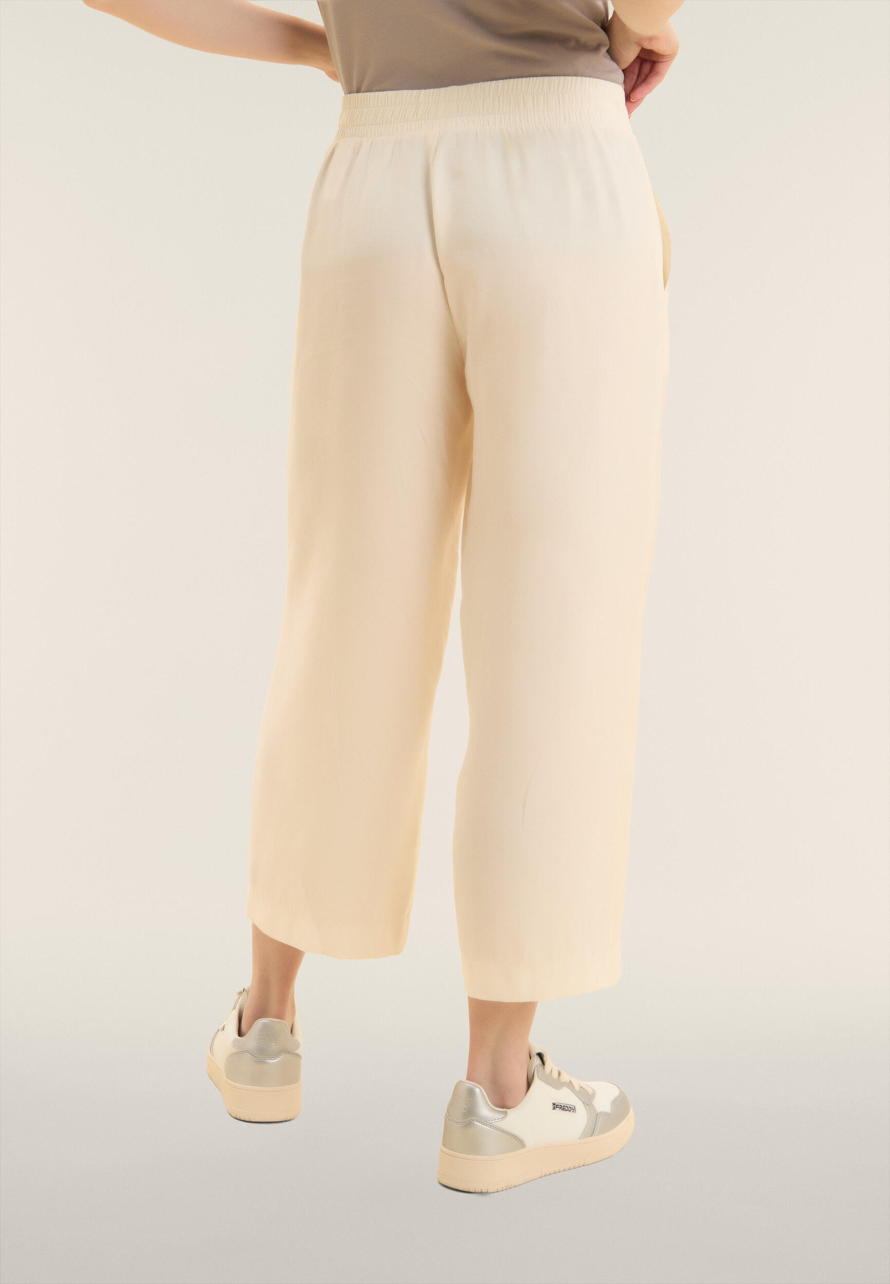 Pantalon de sport court à jambes larges et paillettes 3/4