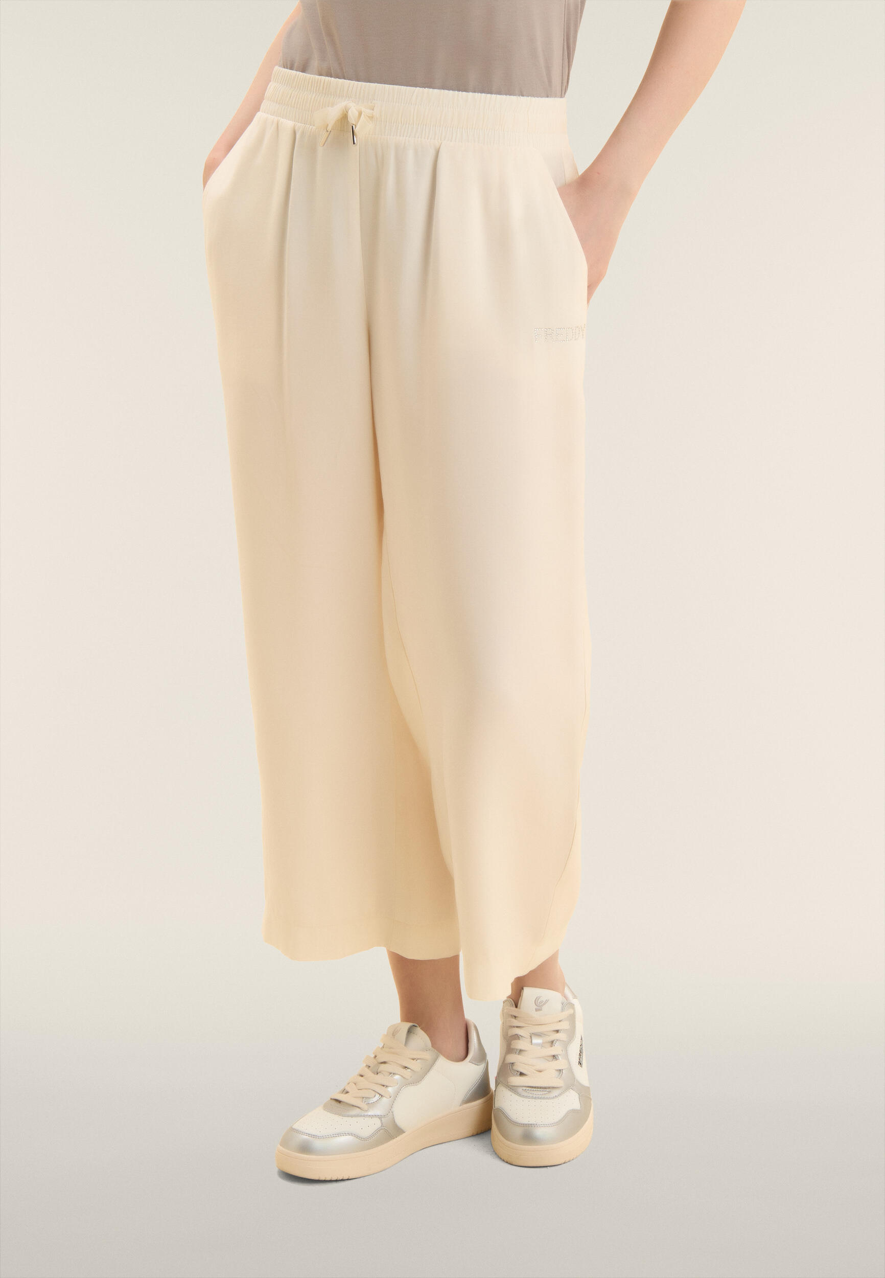 Pantalon de sport court à jambes larges et paillettes 2/4