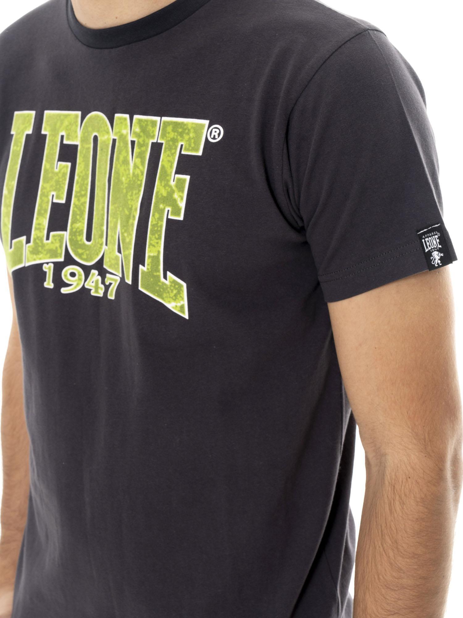 Heren T-shirt met korte mouwen van katoen met New Era 1947 Leone flockprint. 3/5