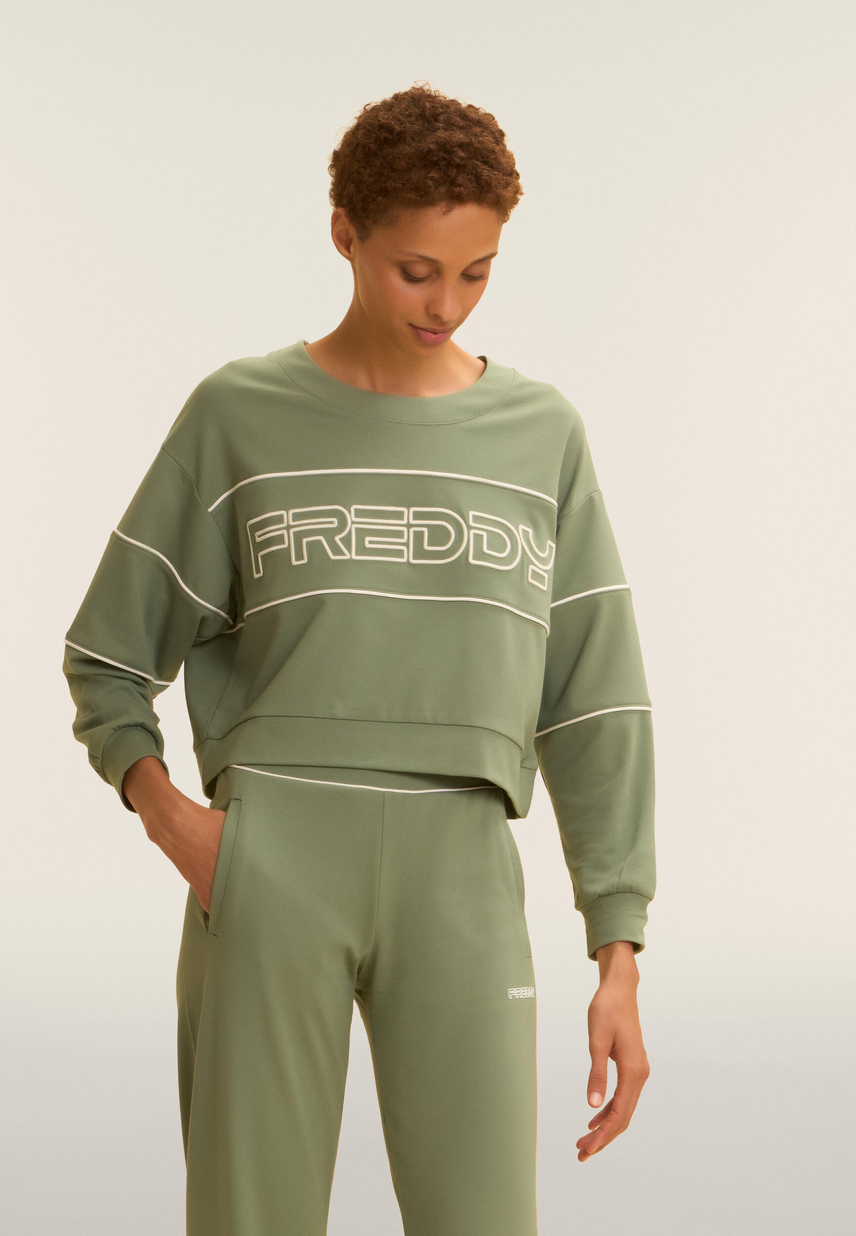 Felpa Comfort fit Cropped con Maxi Logo Ricamato 2/4