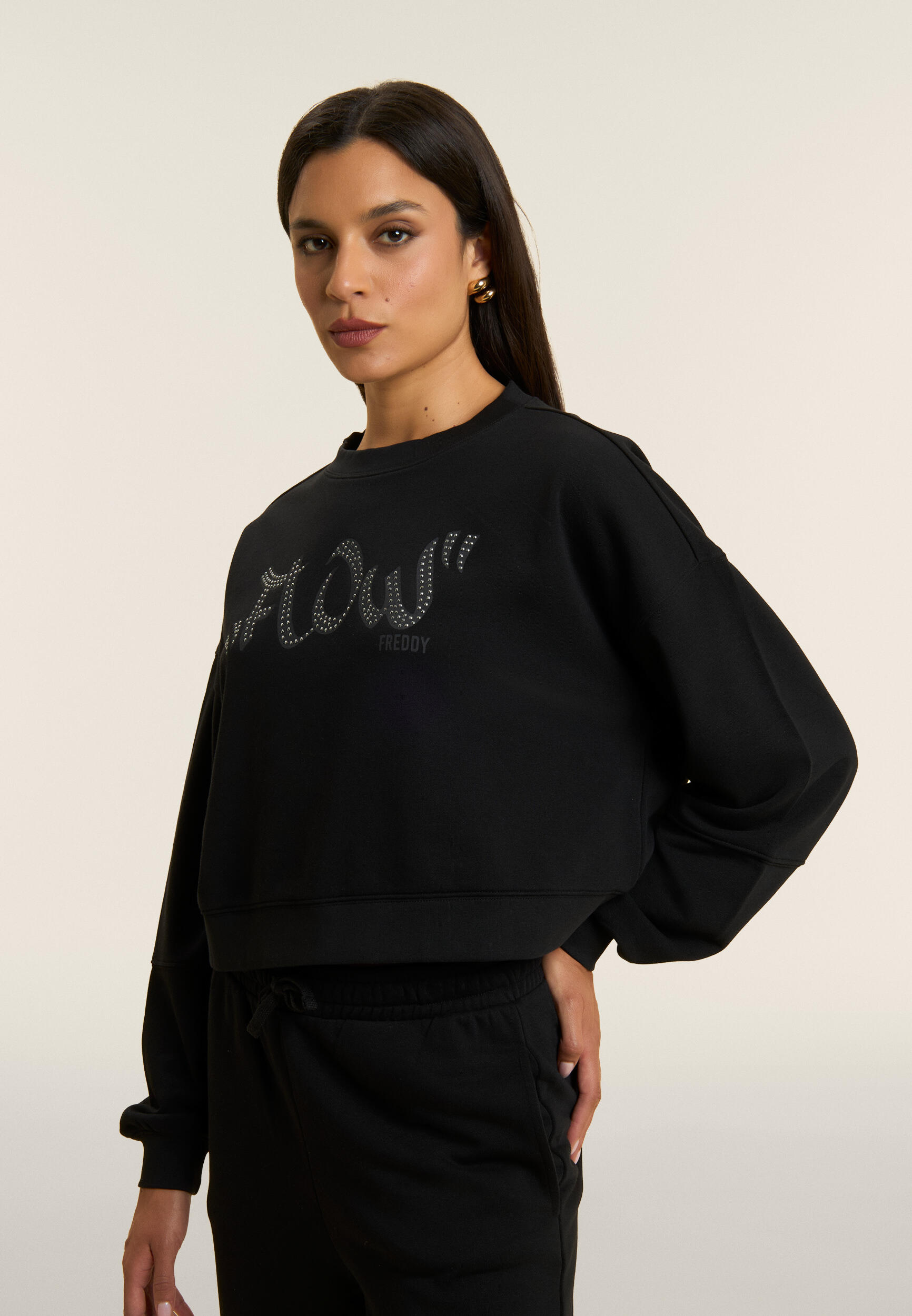 Felpa Cropped con stampa "FLOW" e borchie 2/5