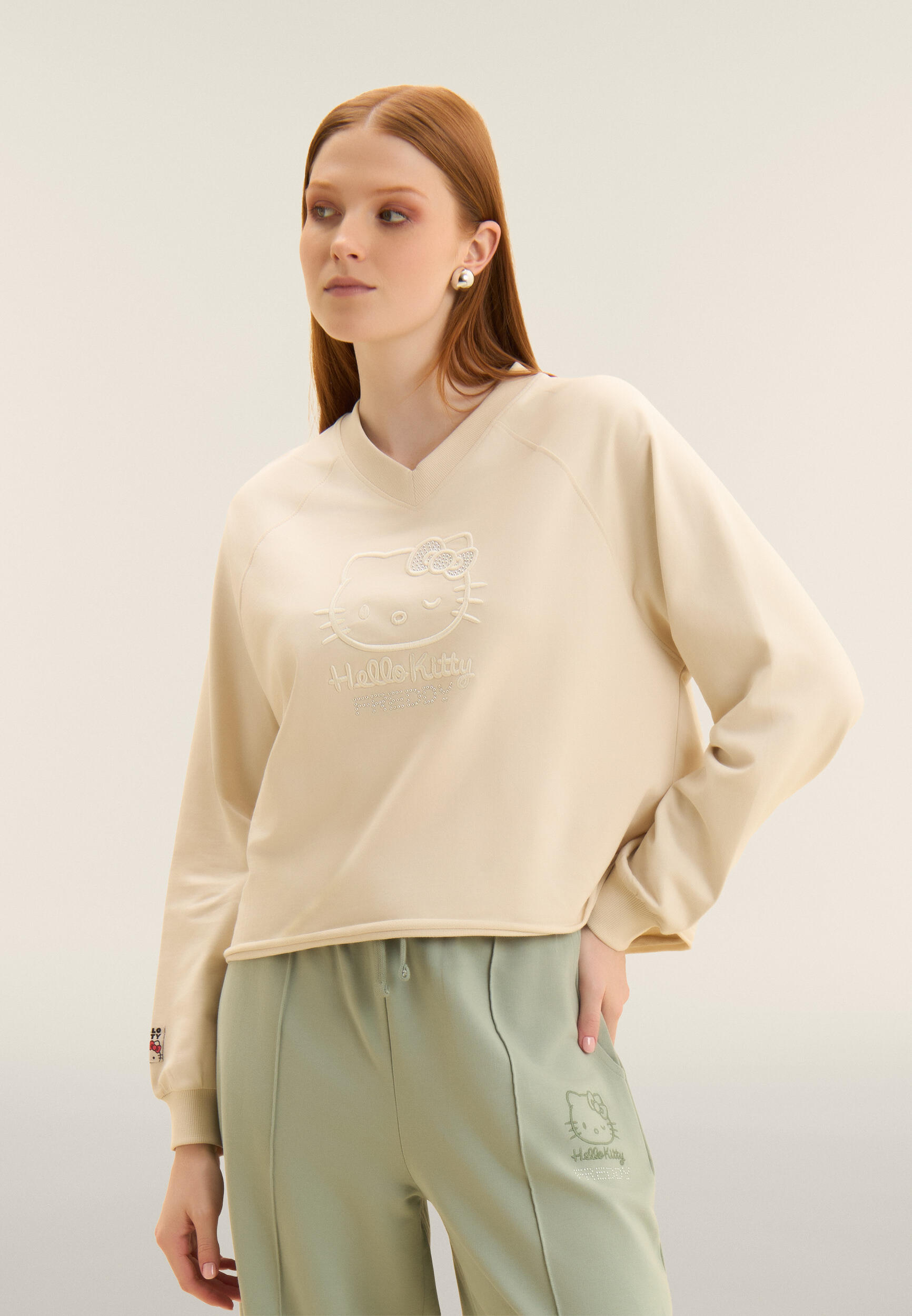 Sweat-shirt court avec col en V et broderie Hello Kitty 2/4