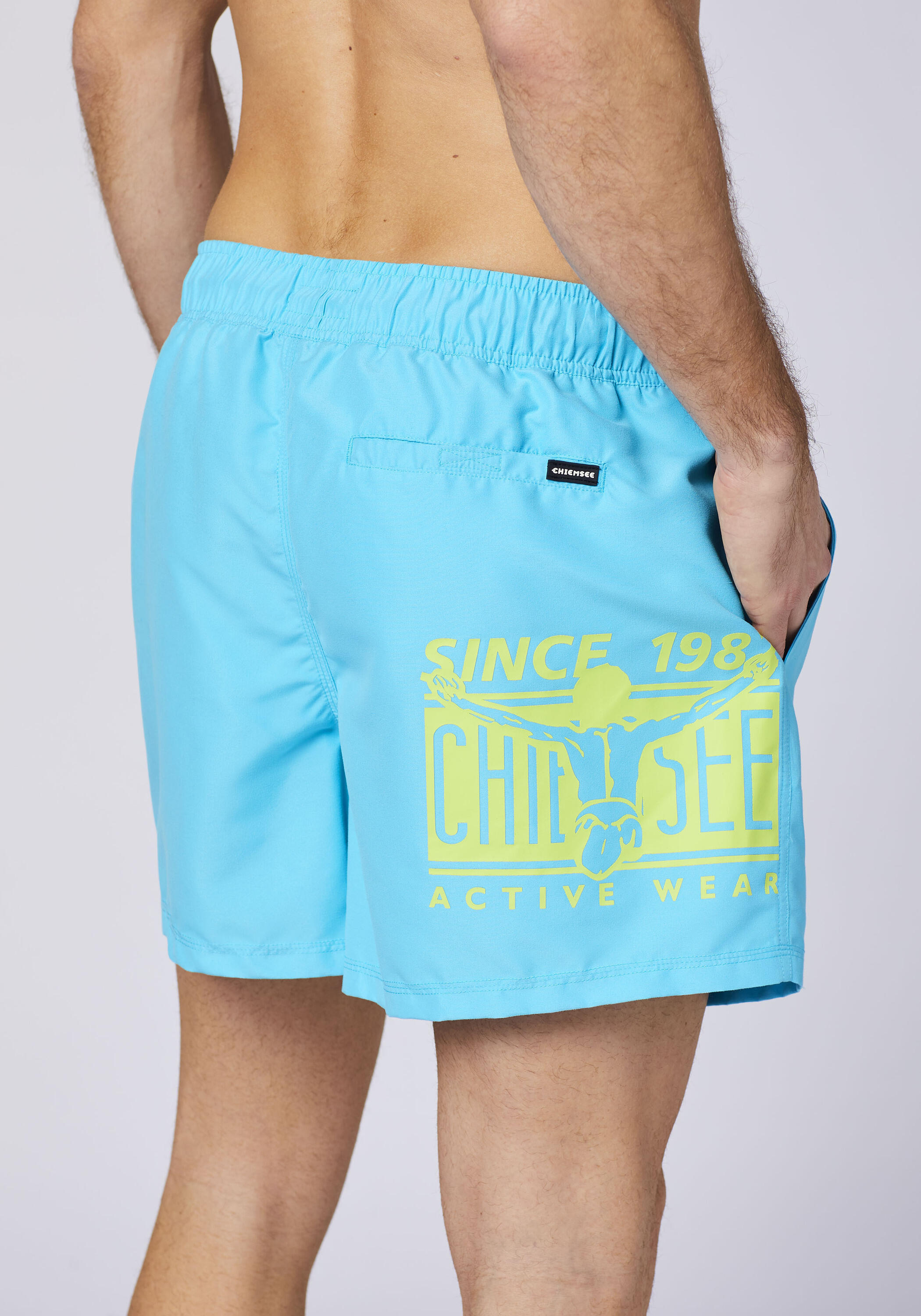 Badeshorts Stretchige Badeshose mit Kontrast-Logo 7/7