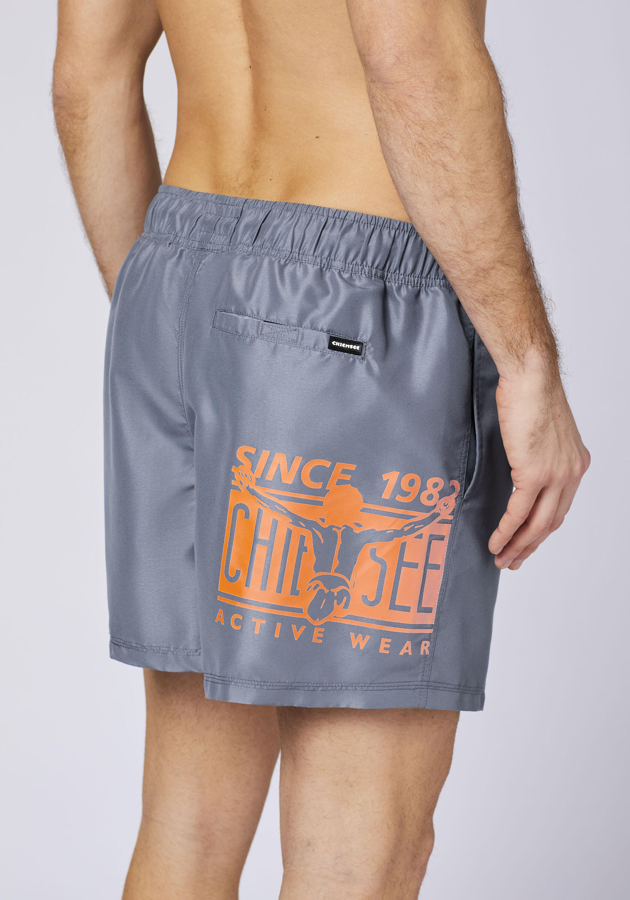 Badeshorts Stretchige Badeshose mit Kontrast-Logo 7/7