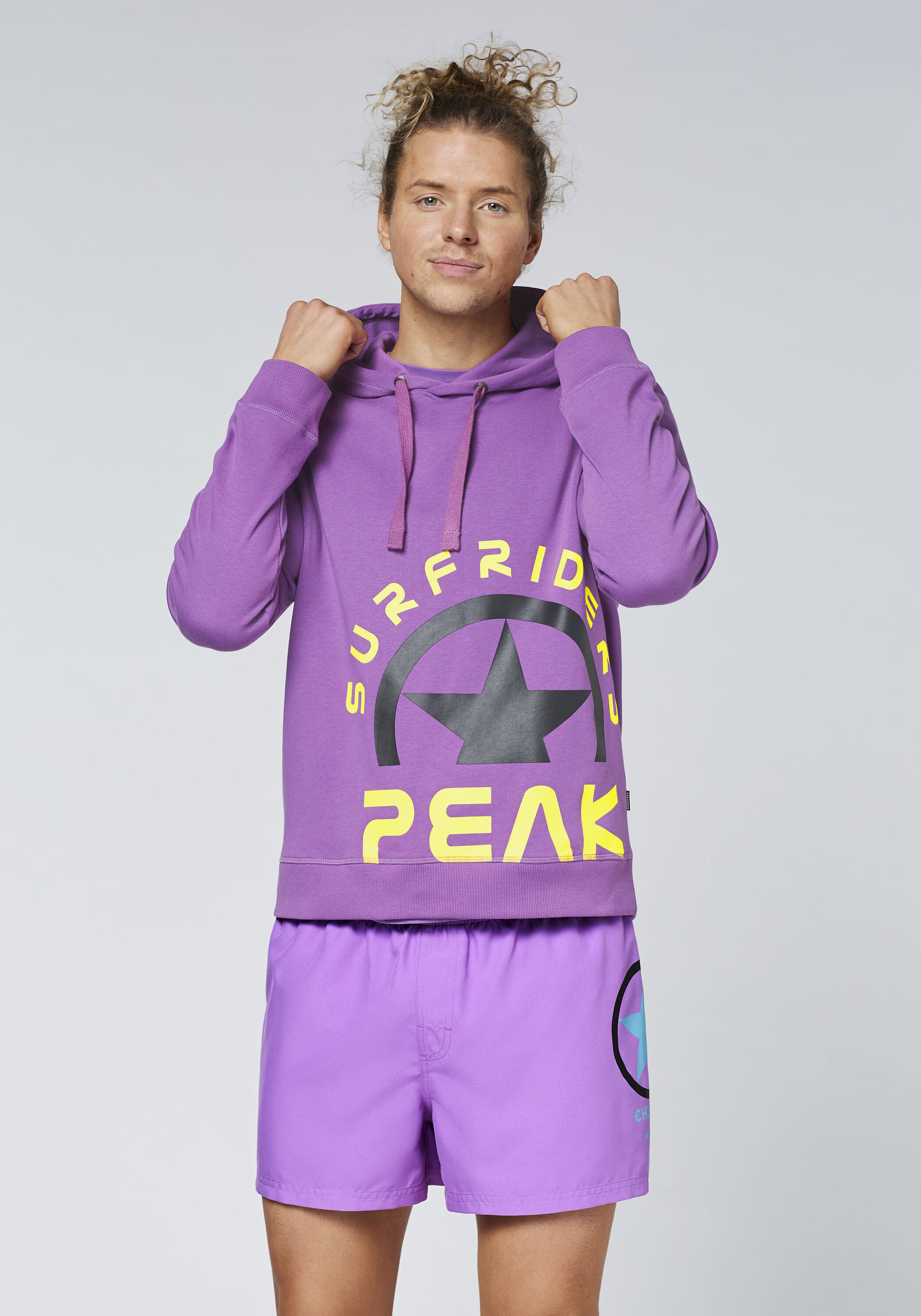 Kapuzenpullover im freshen Farbdesign mit Print 3/7
