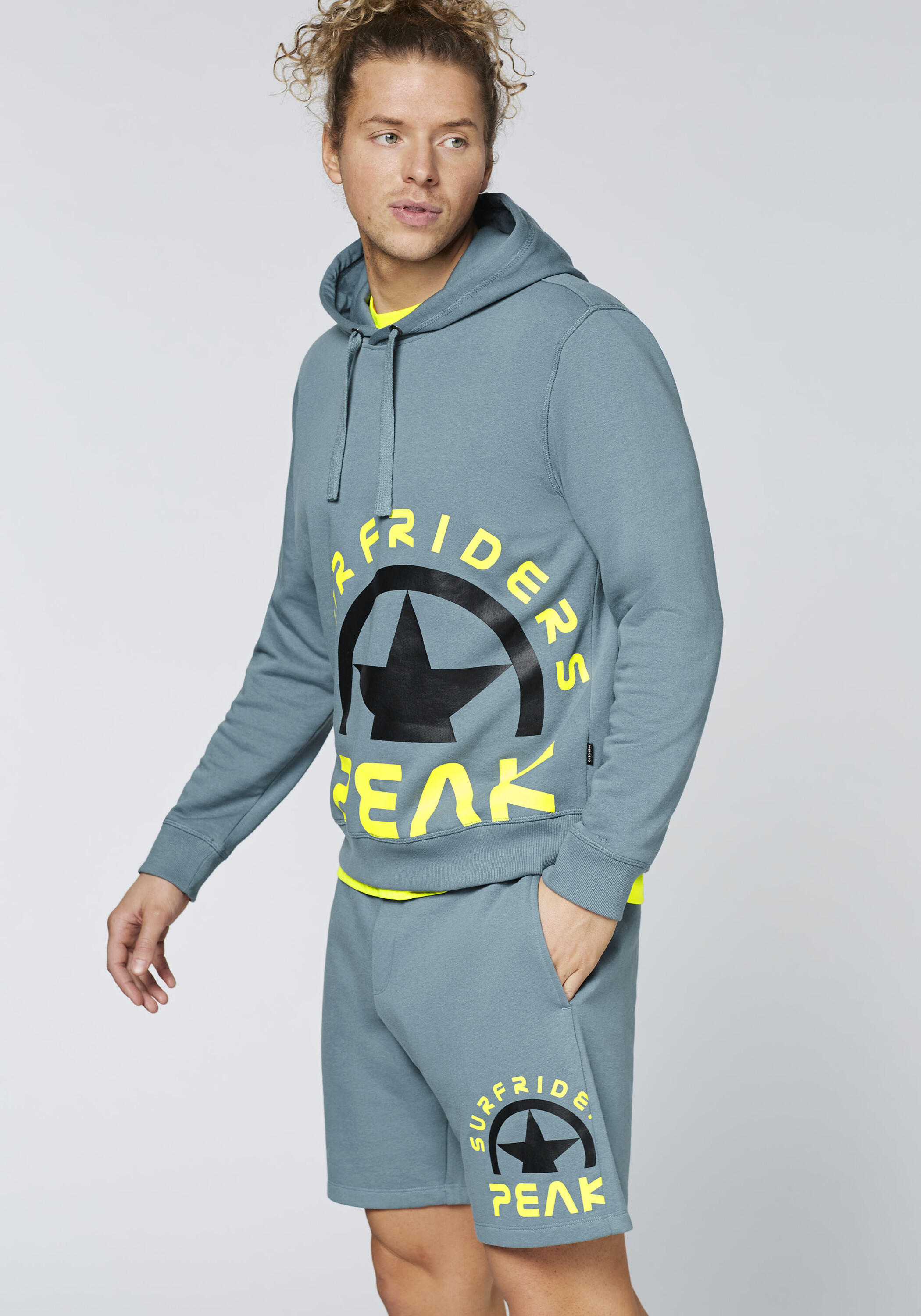 Kapuzenpullover im freshen Farbdesign mit Print 7/7
