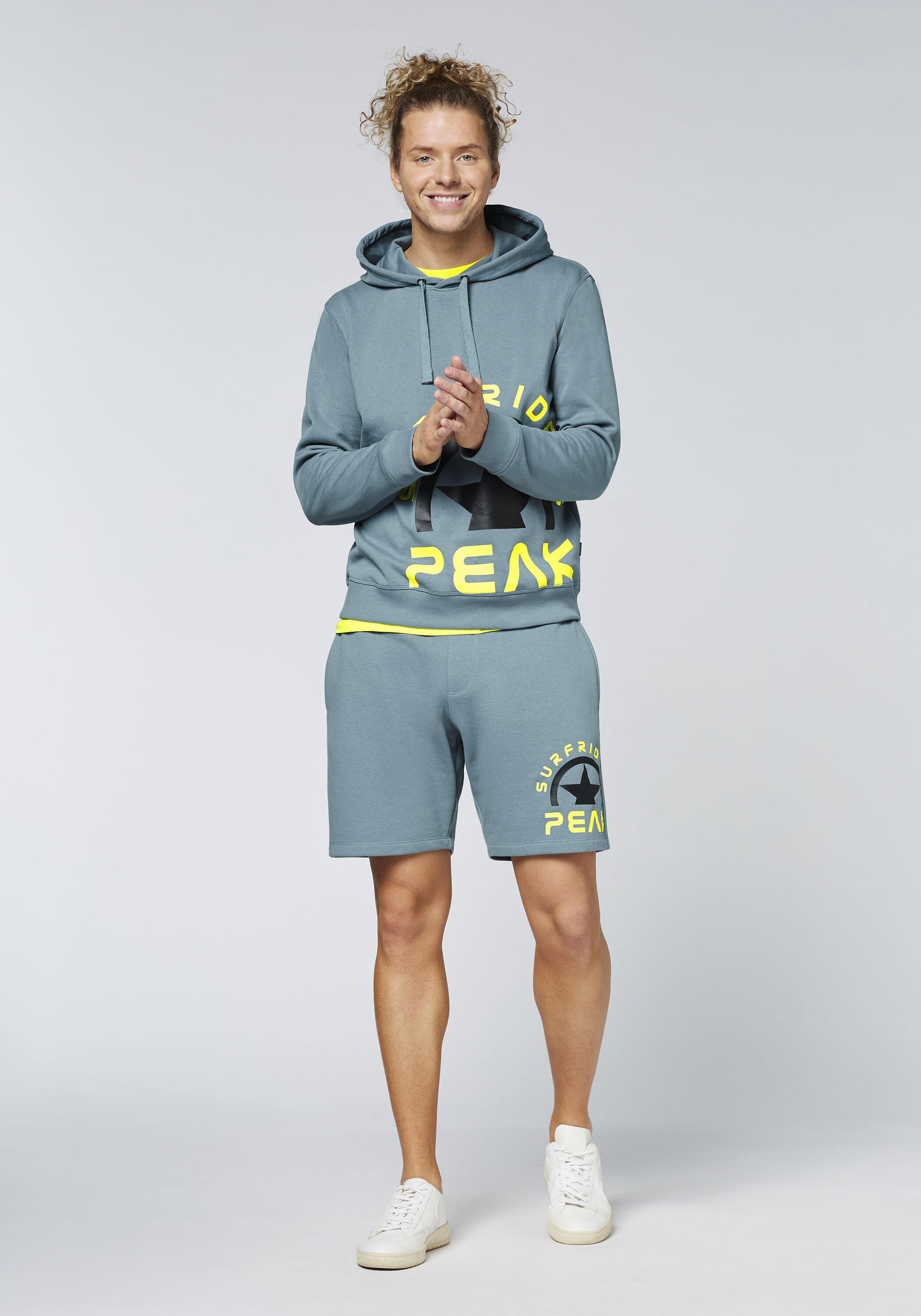 Kapuzenpullover im freshen Farbdesign mit Print 5/7