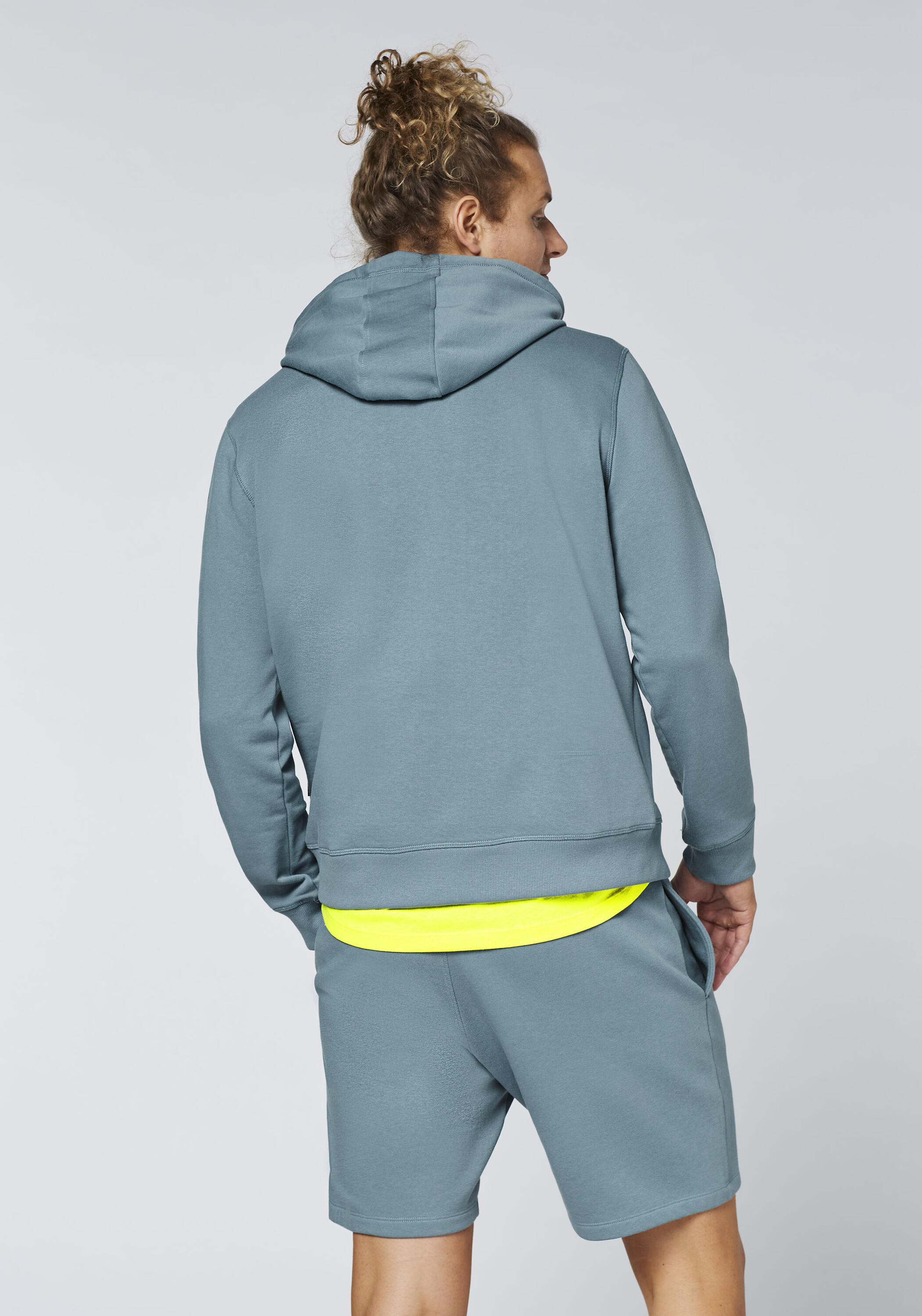 Kapuzenpullover im freshen Farbdesign mit Print 4/7