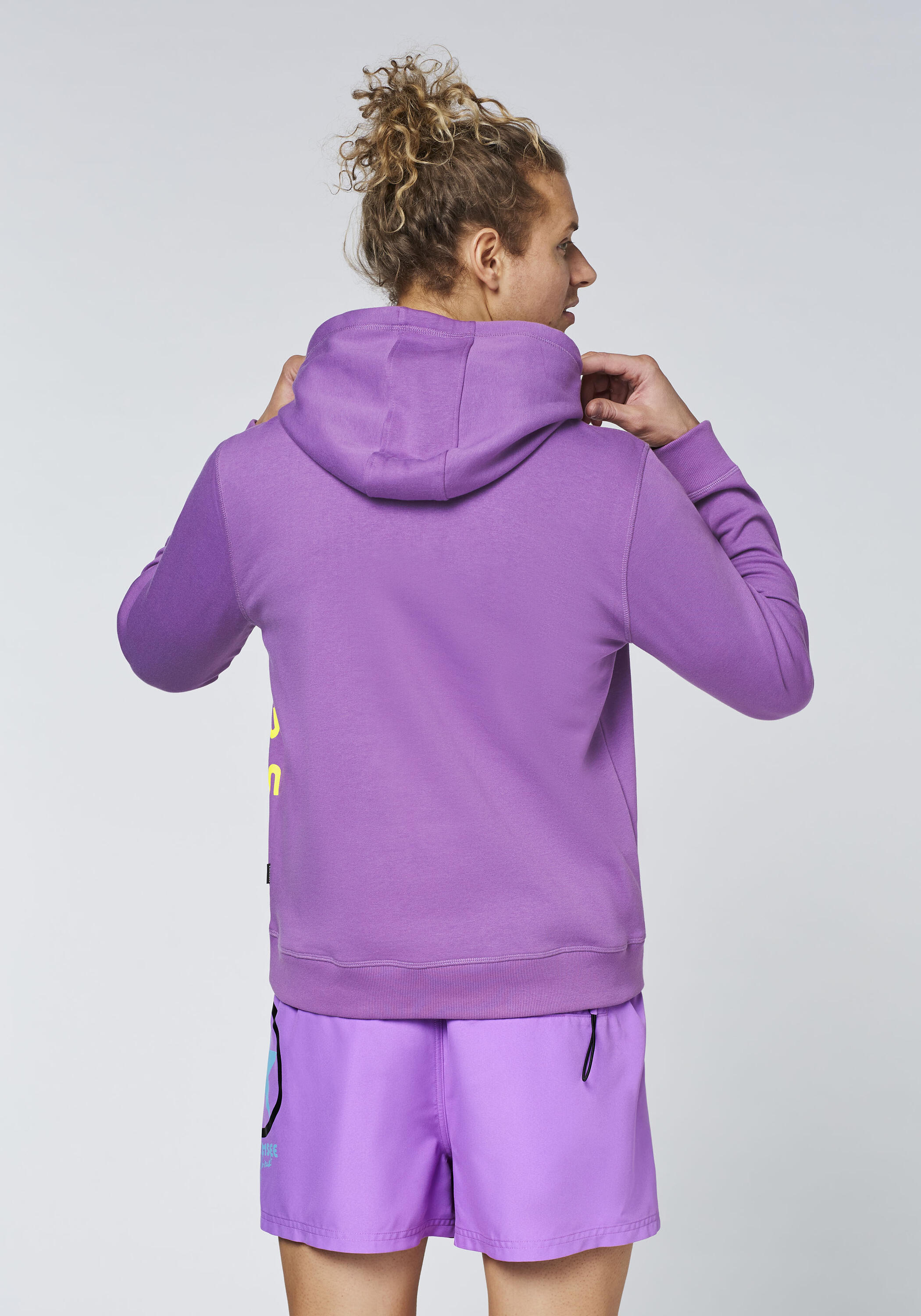 Kapuzenpullover im freshen Farbdesign mit Print 4/7