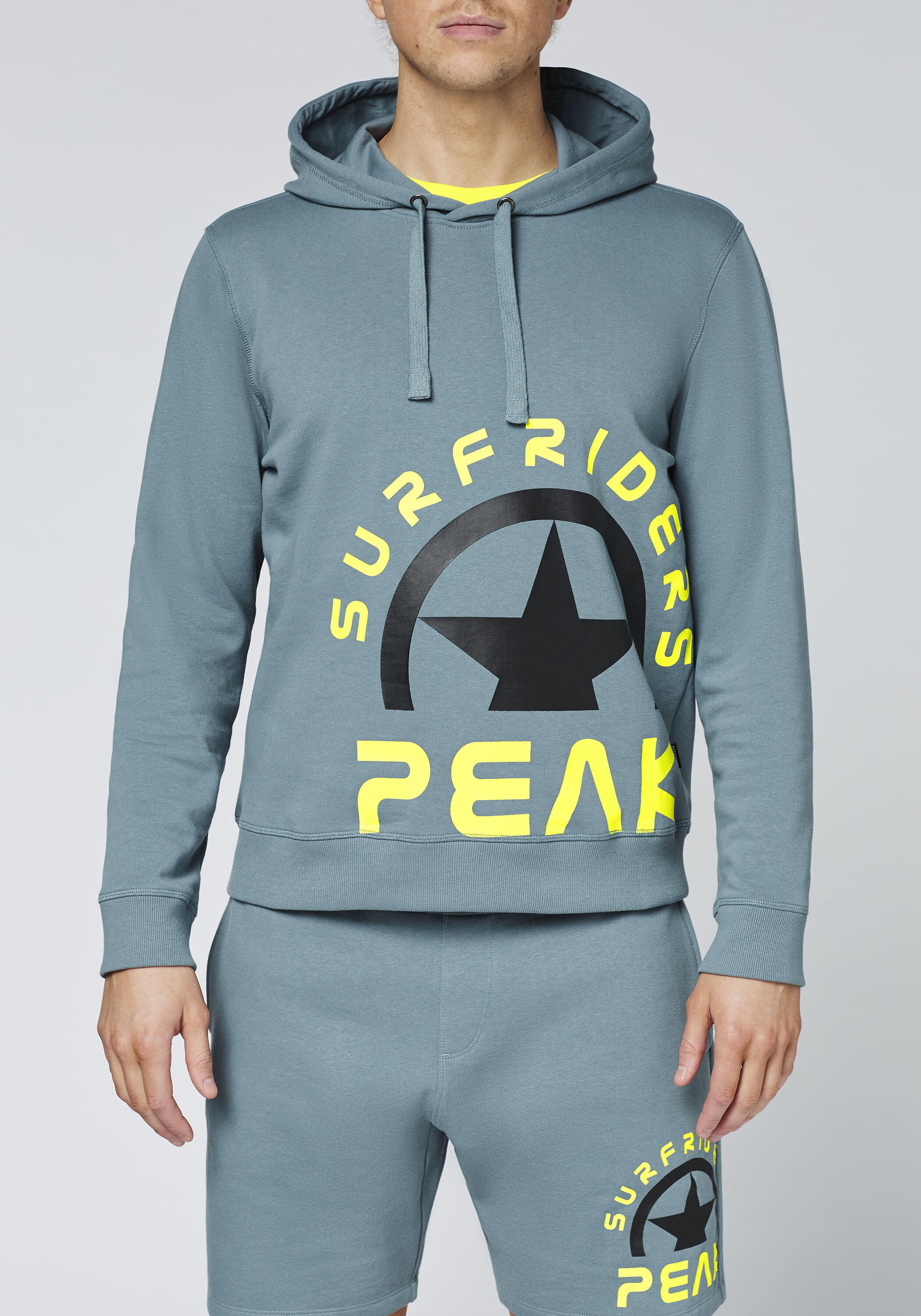 Kapuzenpullover im freshen Farbdesign mit Print 6/7