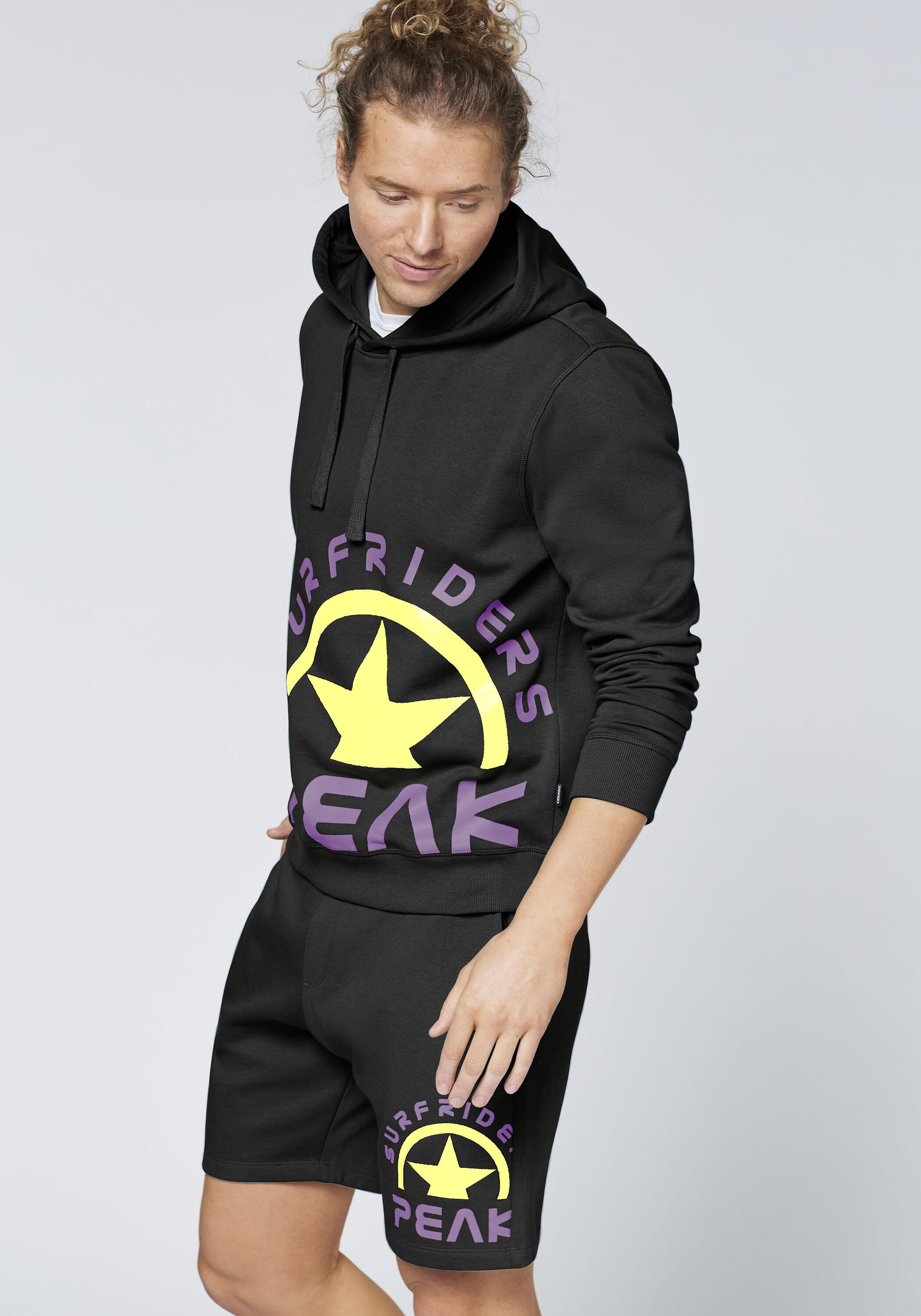 Kapuzenpullover im freshen Farbdesign mit Print 7/7