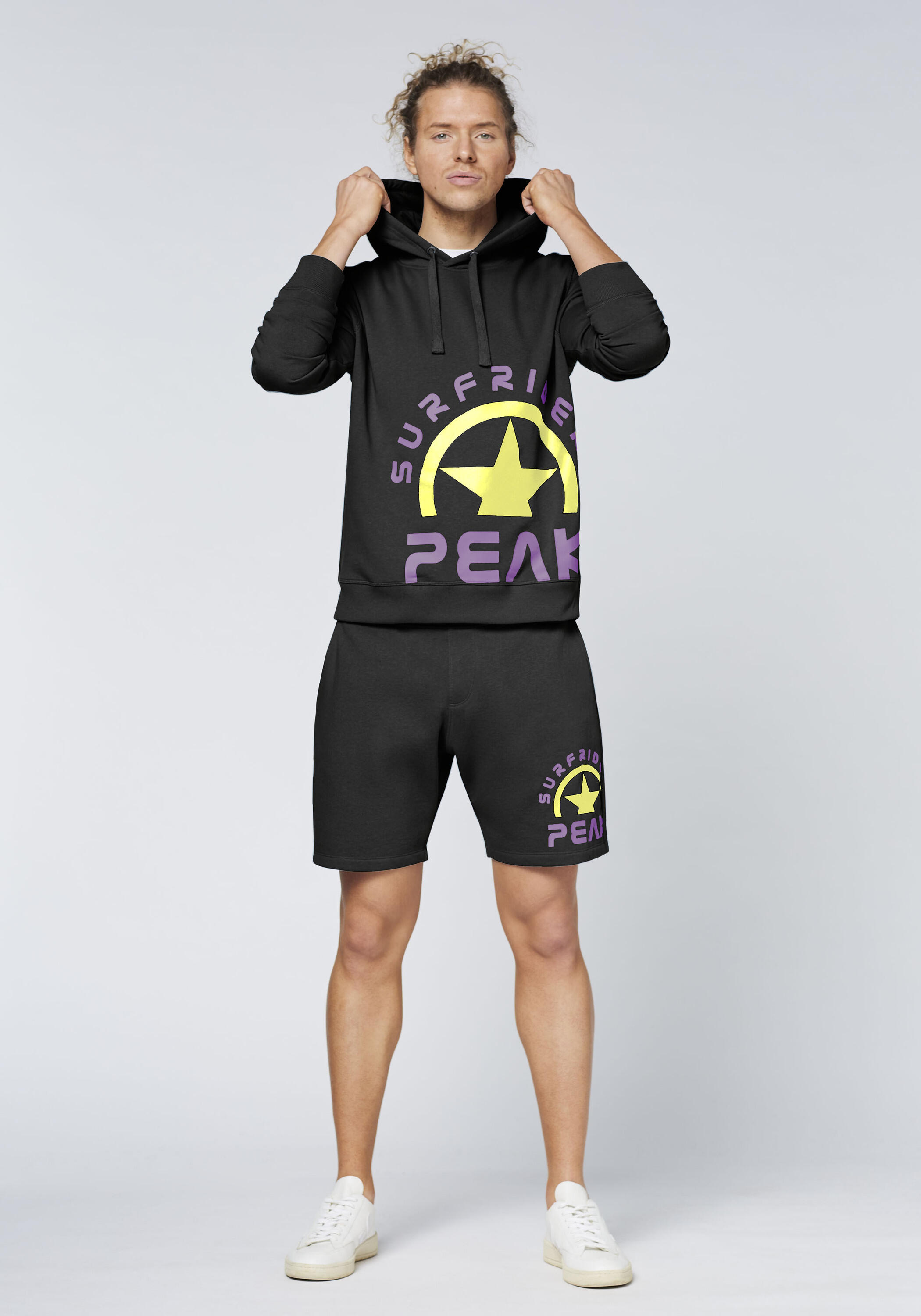 Kapuzenpullover im freshen Farbdesign mit Print 6/7
