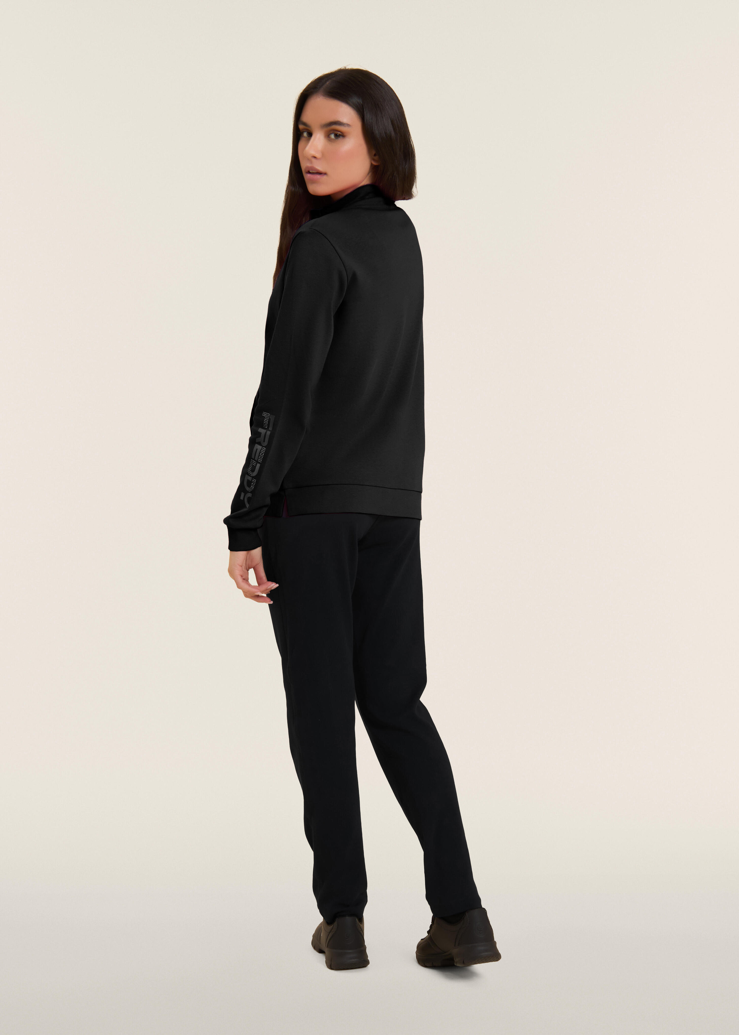 Jumpsuit met ritssluiting en hoge kraag, logo met parels op de mouw 3/6
